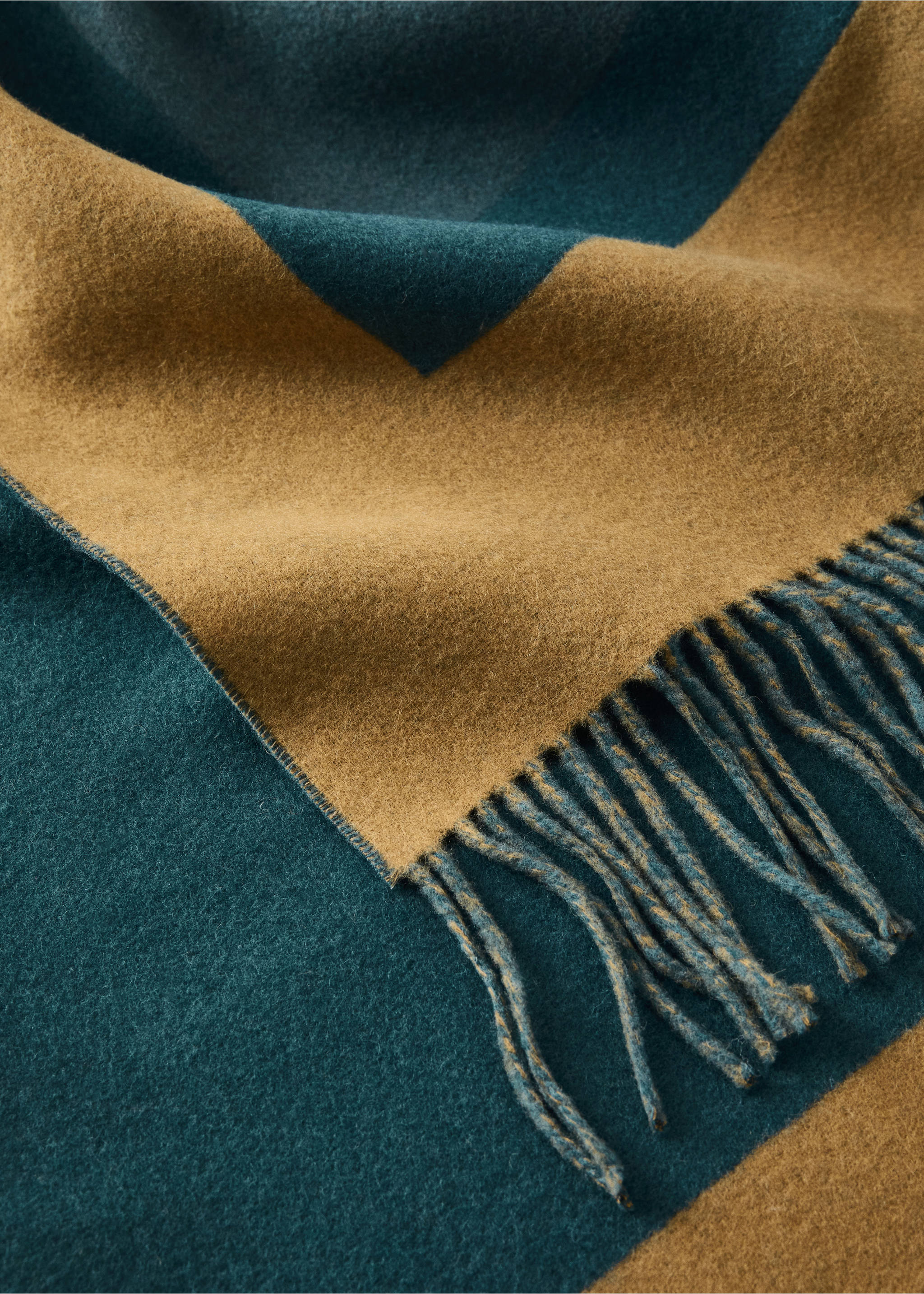 Wool blanket with fringe finish - Details of the article 1, Petrol Blue. Ref: 37015846-00.