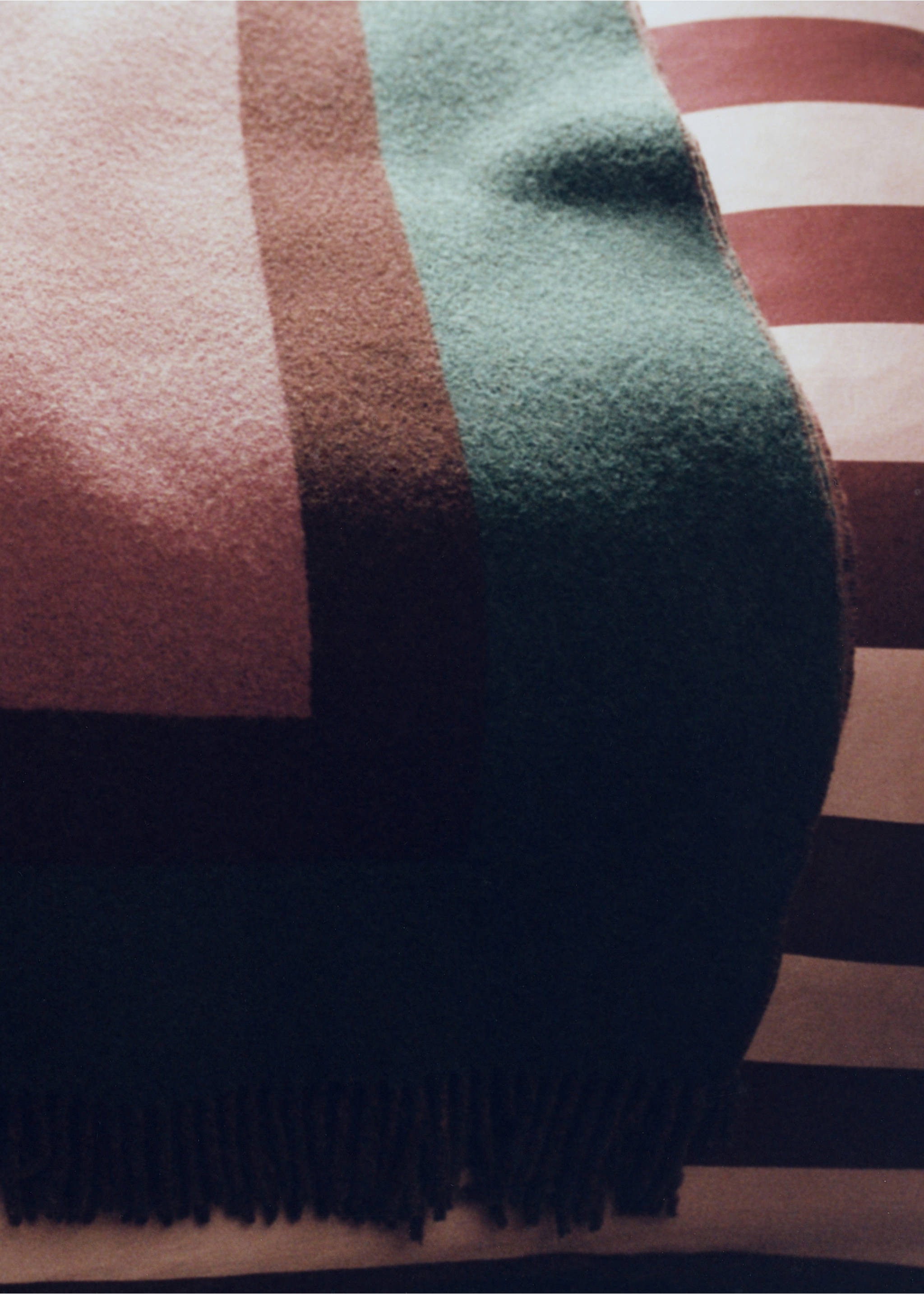 Wool blanket with fringe finish - Details of the article 5, Dark Red. Ref: 37015846-00.