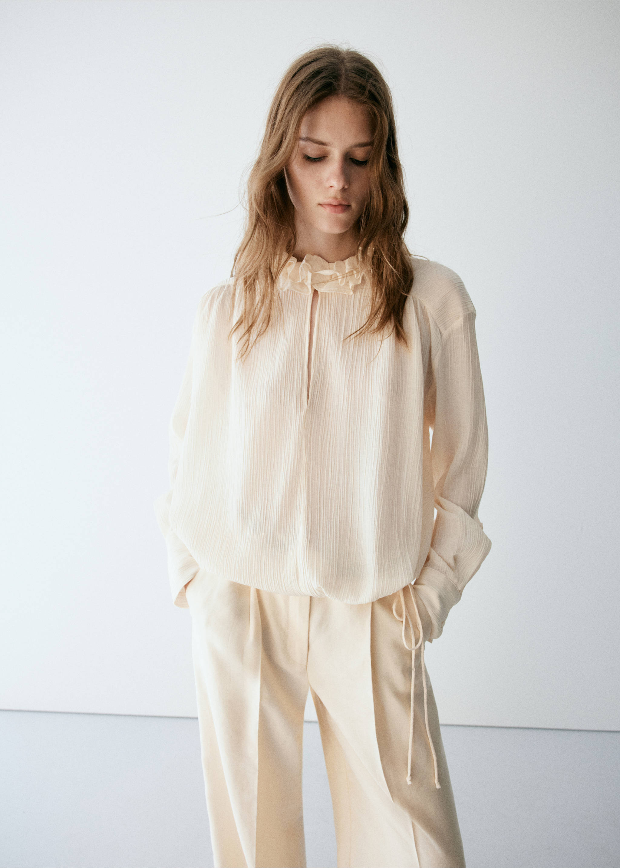 Flowy ruffle blouse - Details of the article 3, Ecru. Ref: 37015854-00.