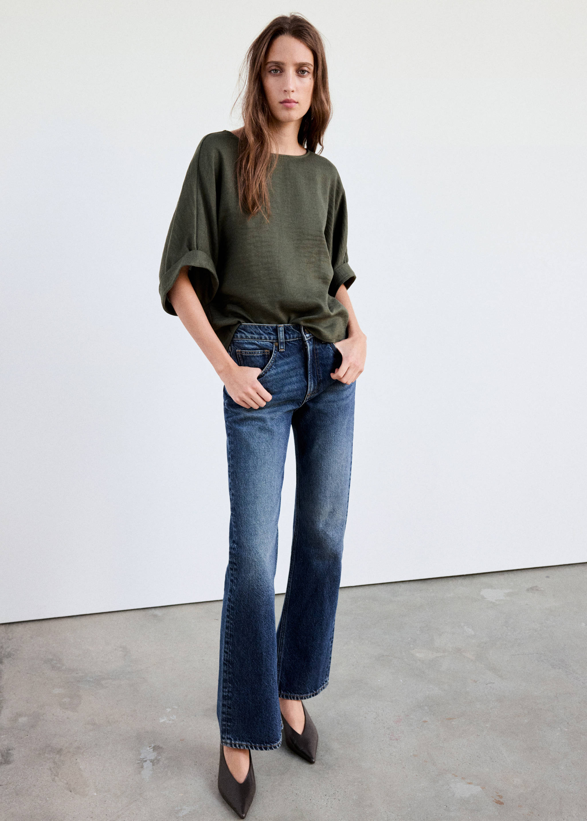 Blouse fluide à manches retroussées - Plan général