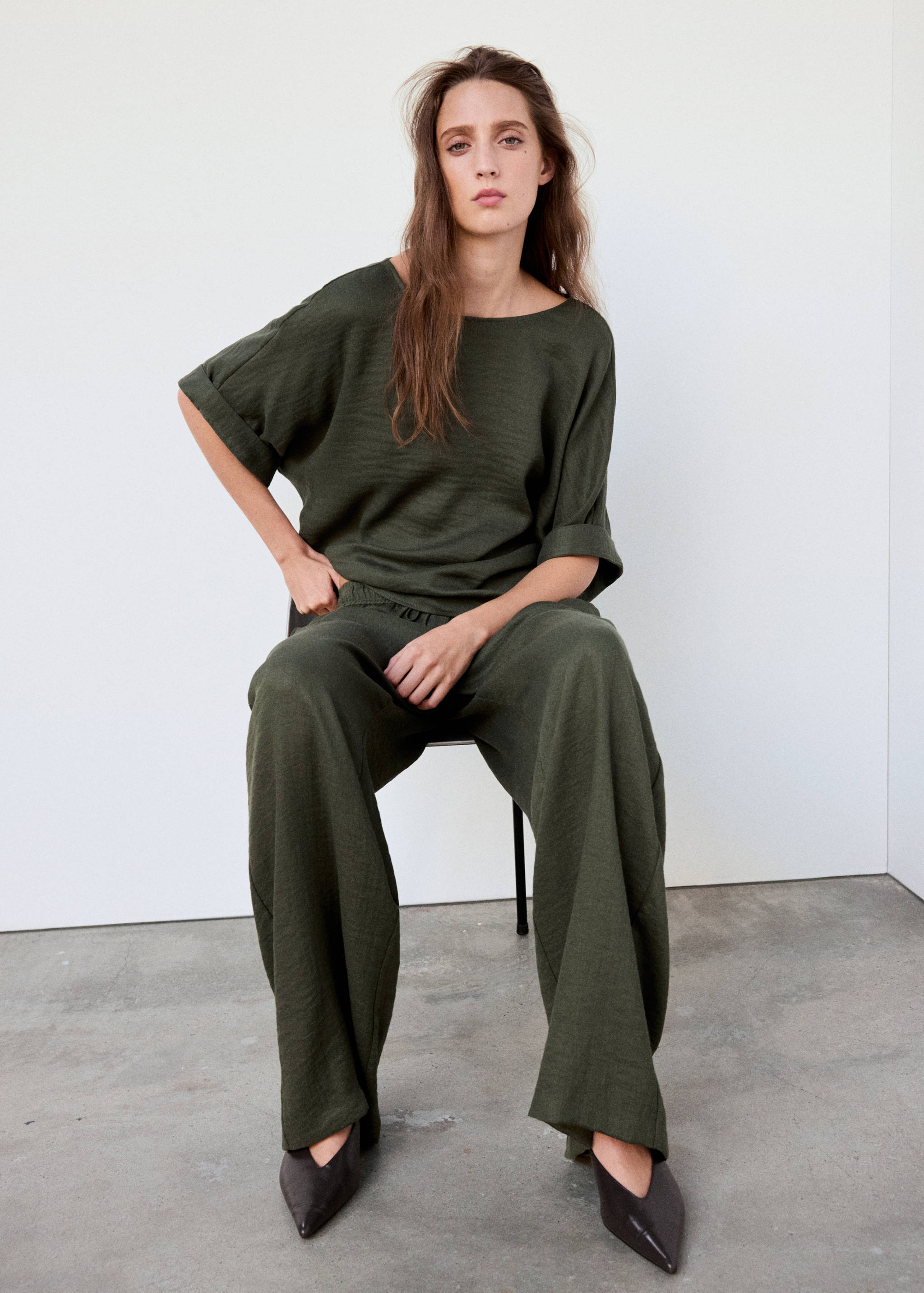 Blouse fluide à manches retroussées - Plan moyen