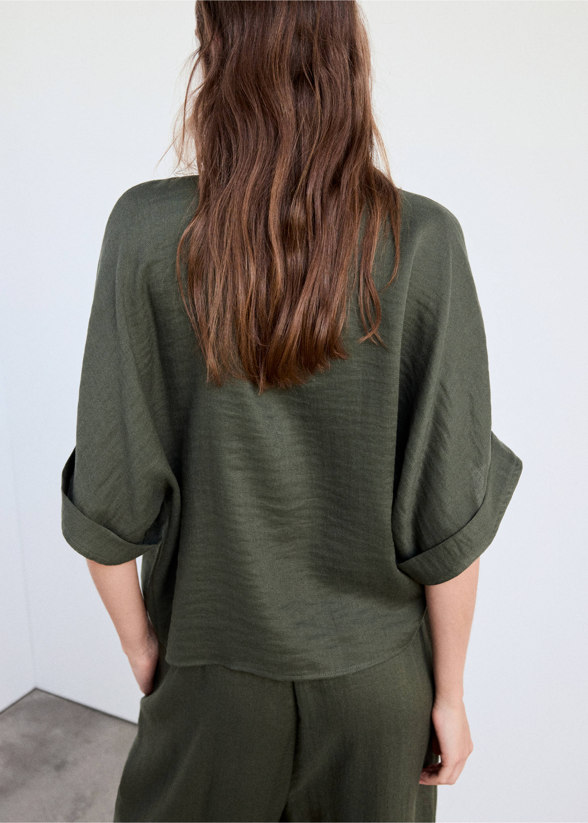 Blouse fluide à manches retroussées - Verso de l’article, Vert. Ref: 37015856-00.