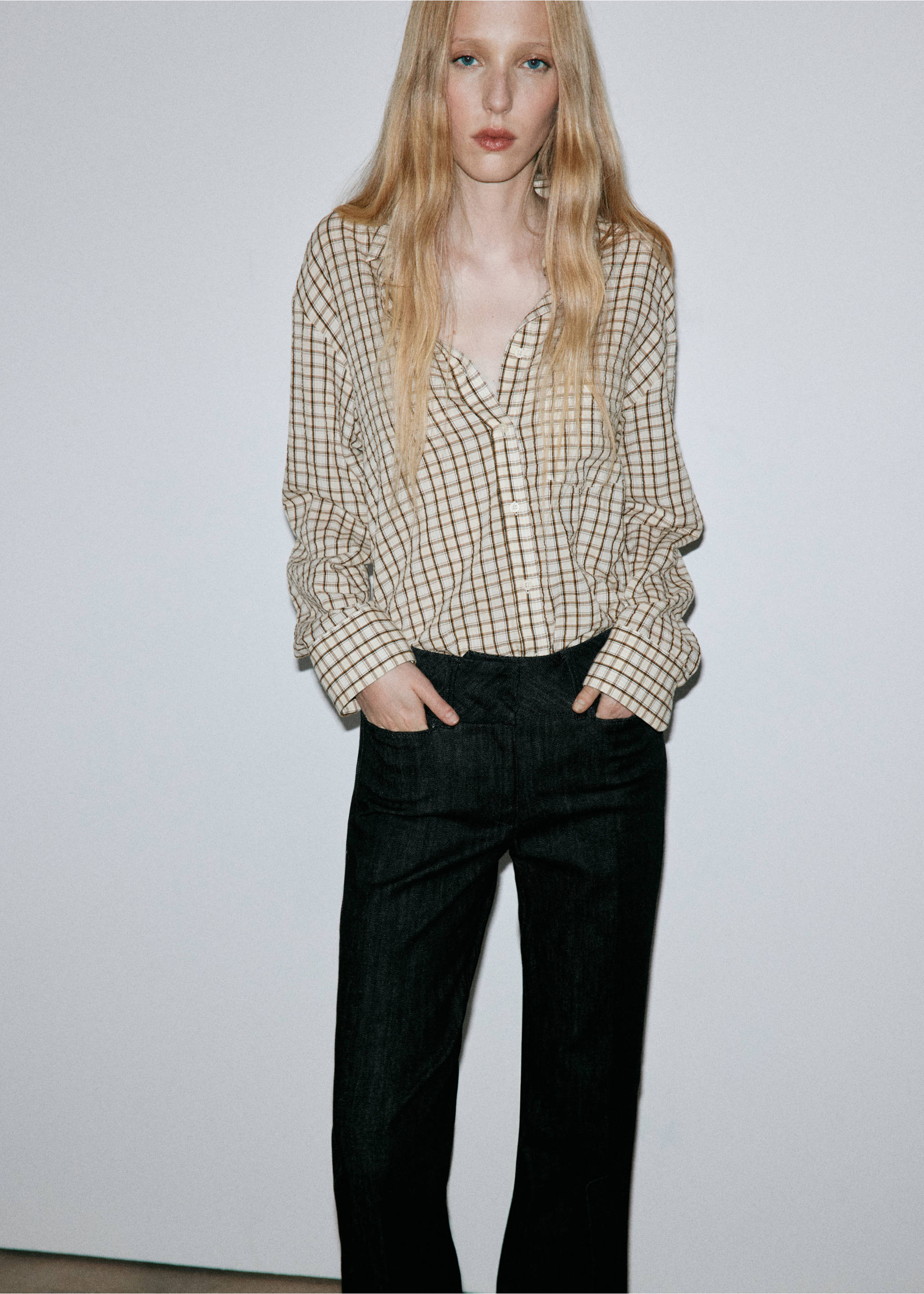 Mid-rise flared jeans - Details of the article 1, Black. Ref: 37015865-00.