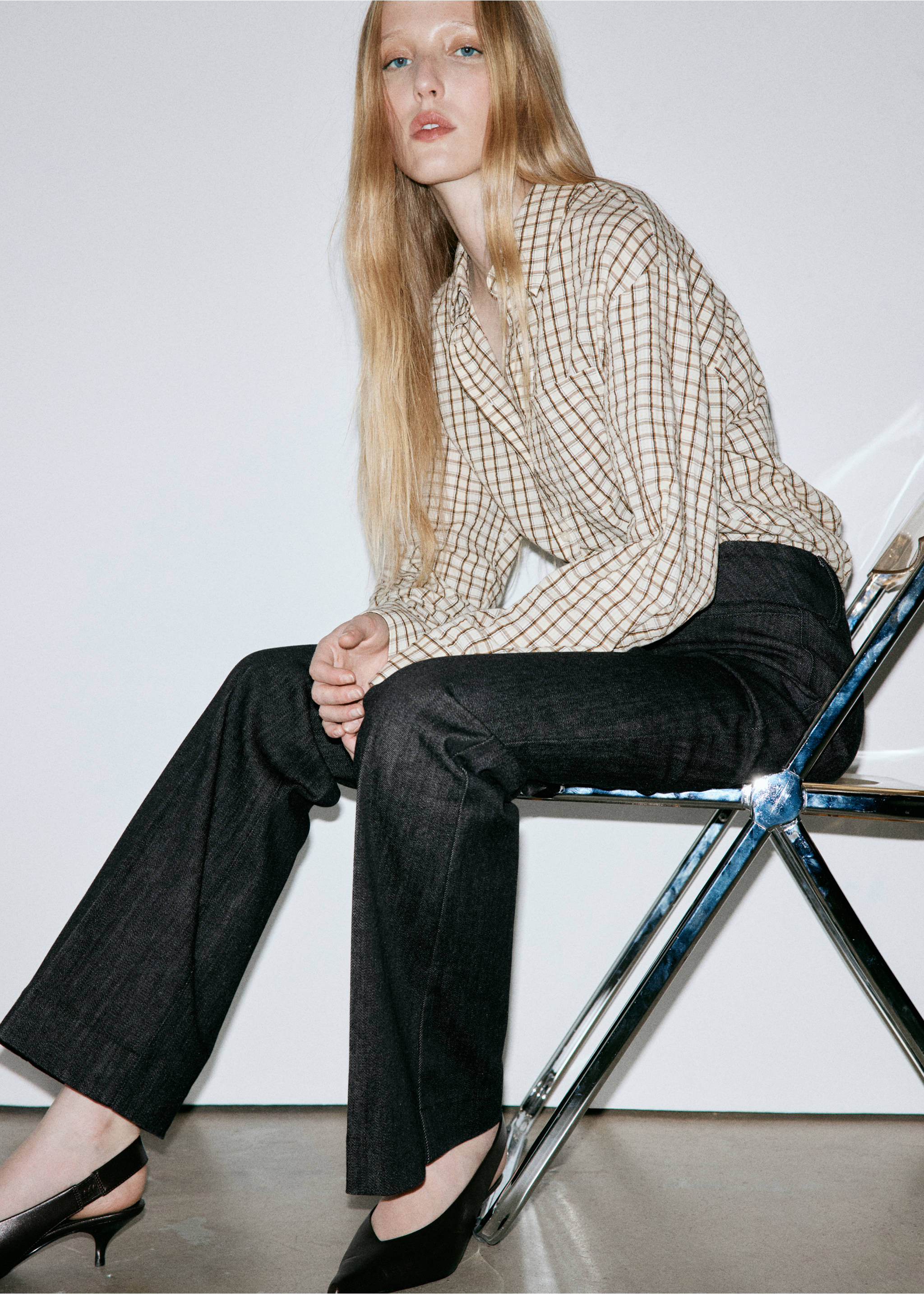 Mid-rise flared jeans - Details of the article 3, Black. Ref: 37015865-00.