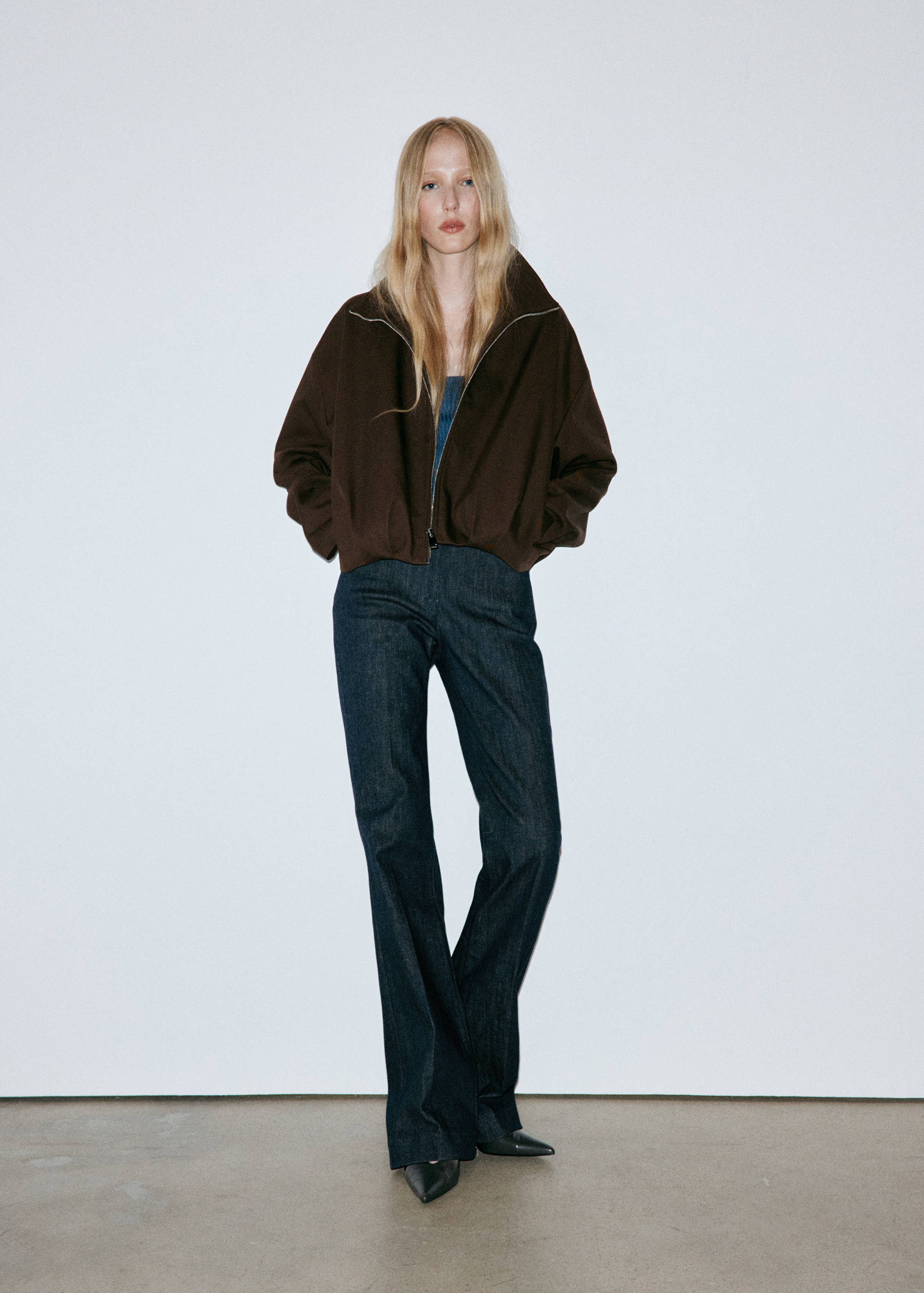 Mid-rise flared jeans - General plane