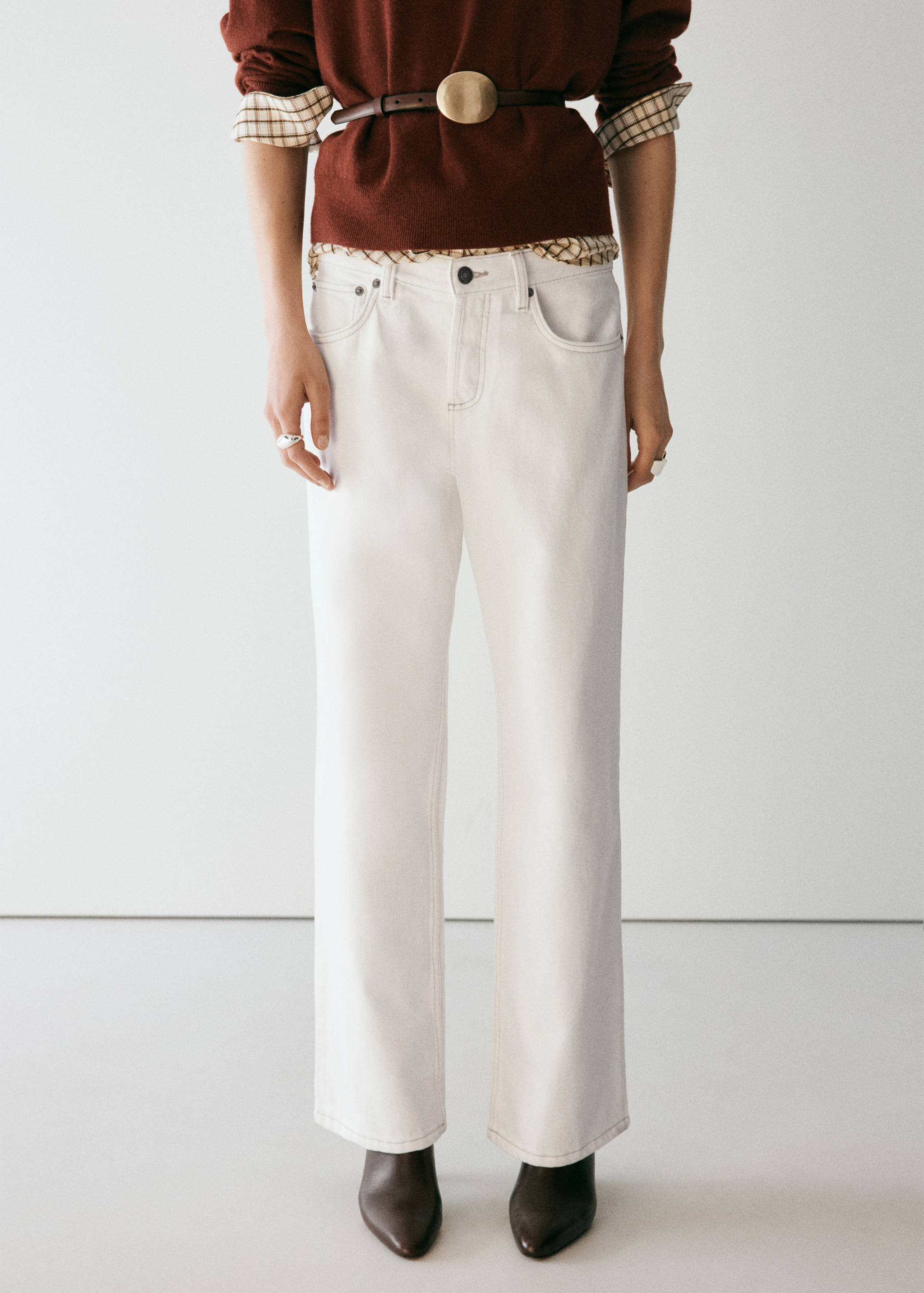 Прямые джинсы с заниженной талией - Средний план
