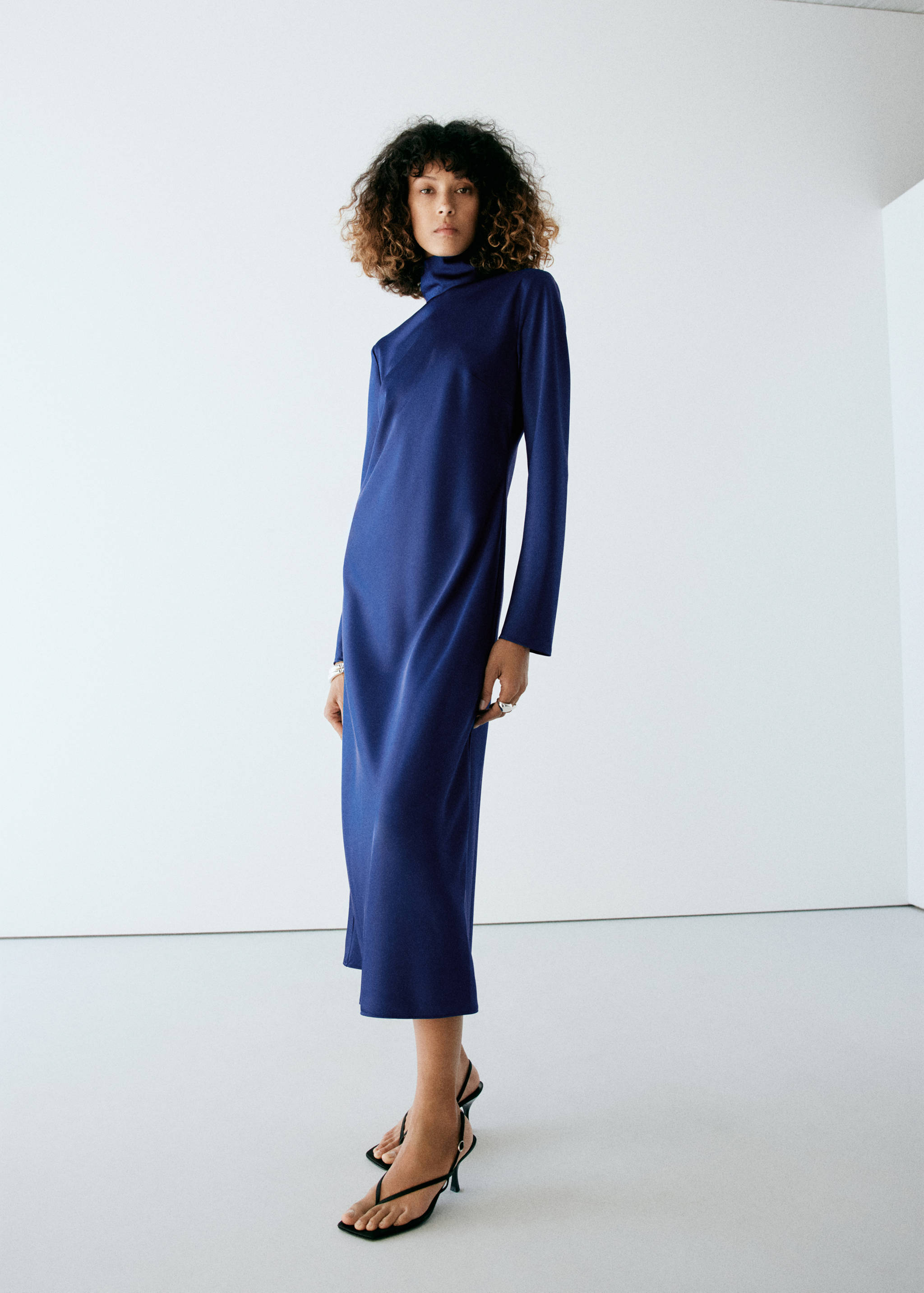 Satin high-neck dress - General plane
