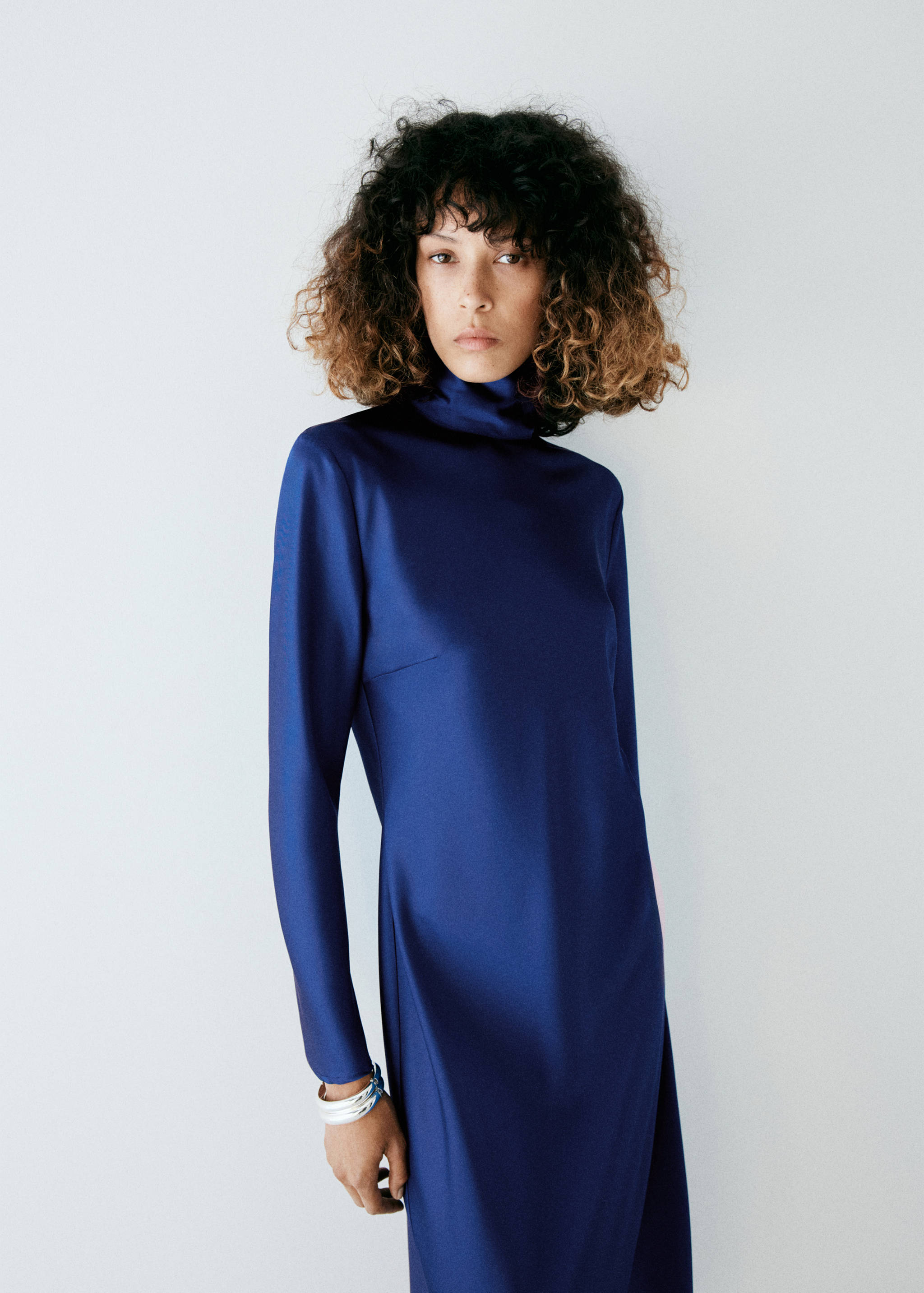 Satin high-neck dress - Medium plane