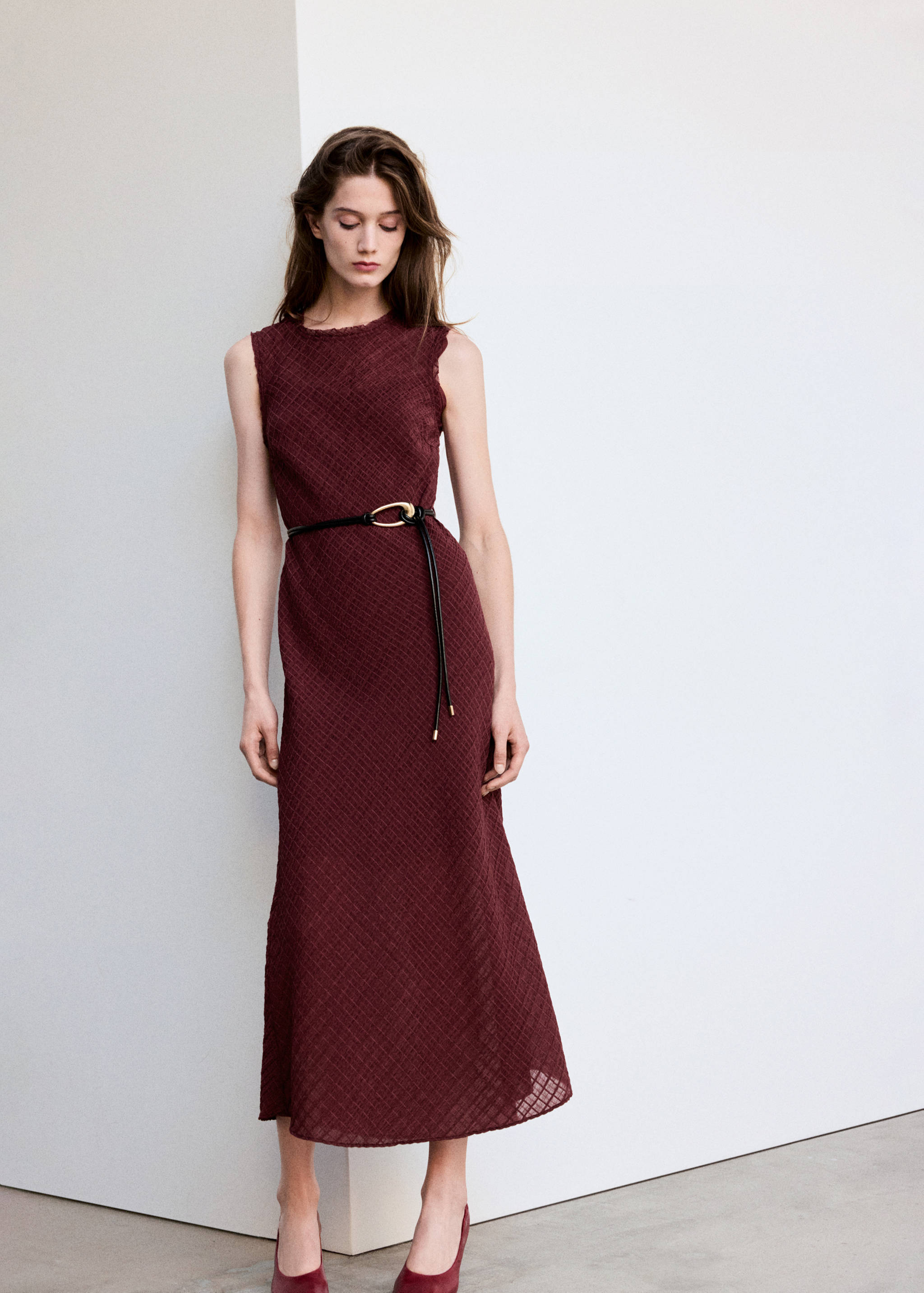 Vestido com textura e cinto - Plano geral