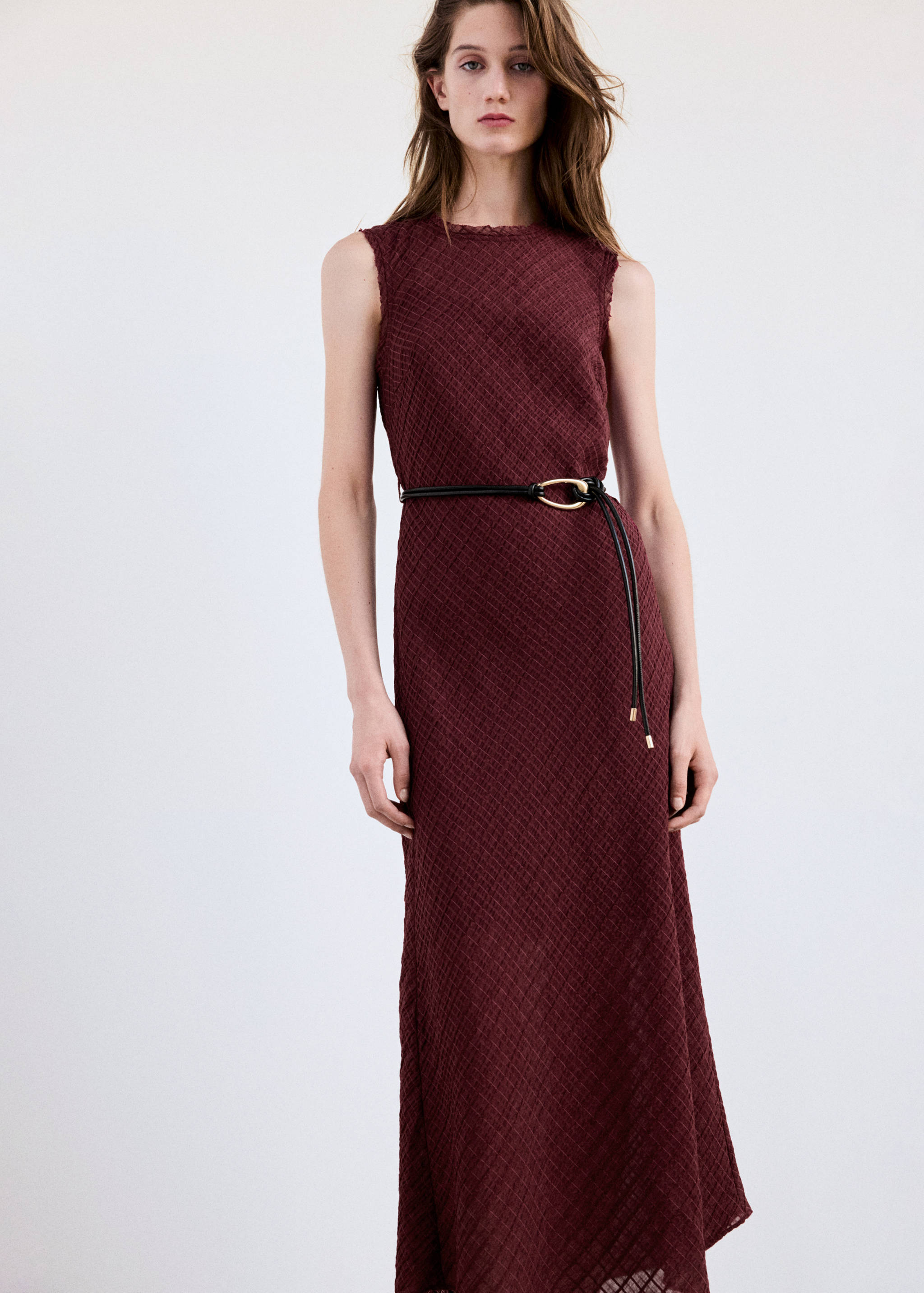 Vestido com textura e cinto - Plano médio