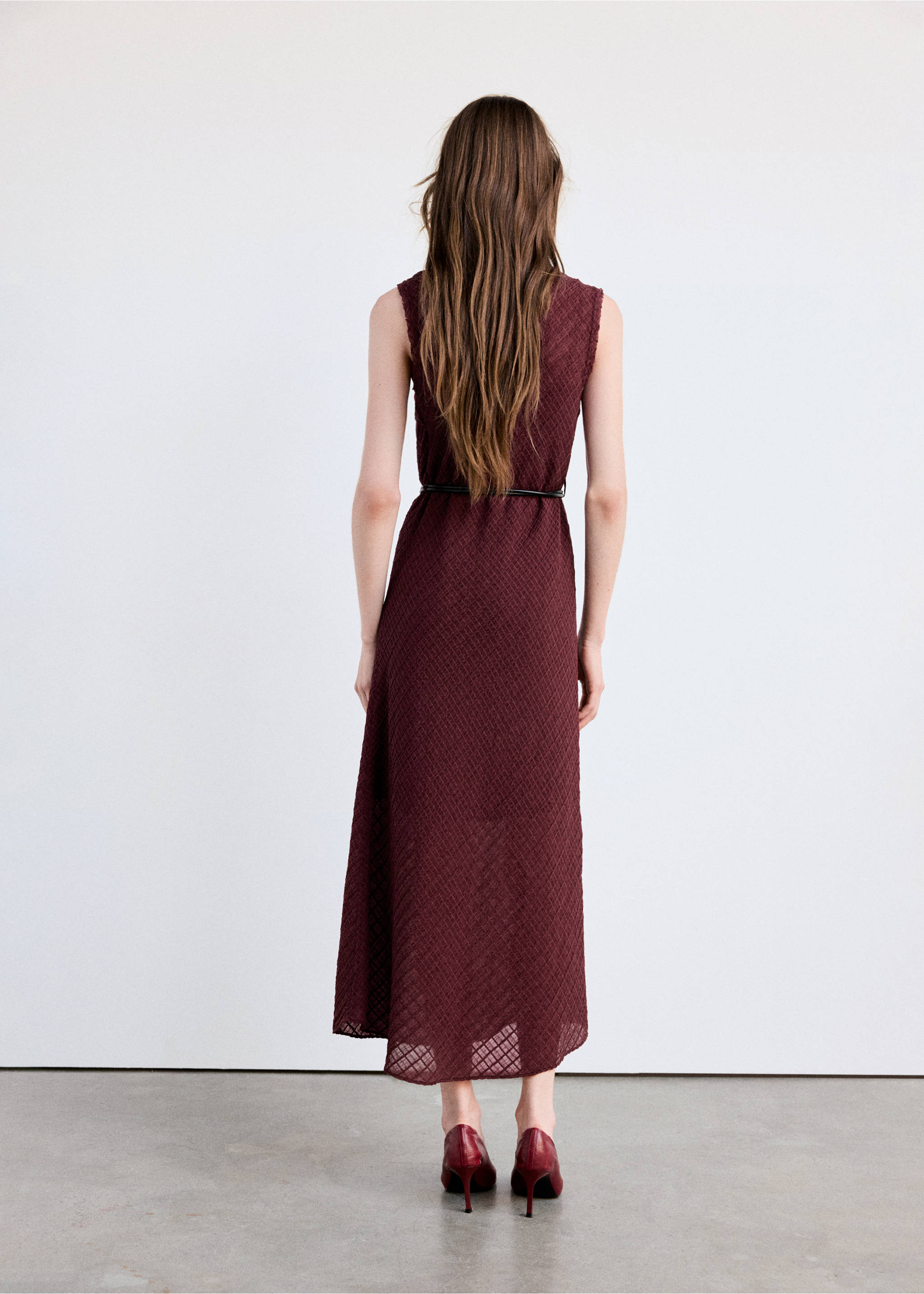 Belted textured dress - Reverse of the article, Burgundy. Ref: 37015995-00.