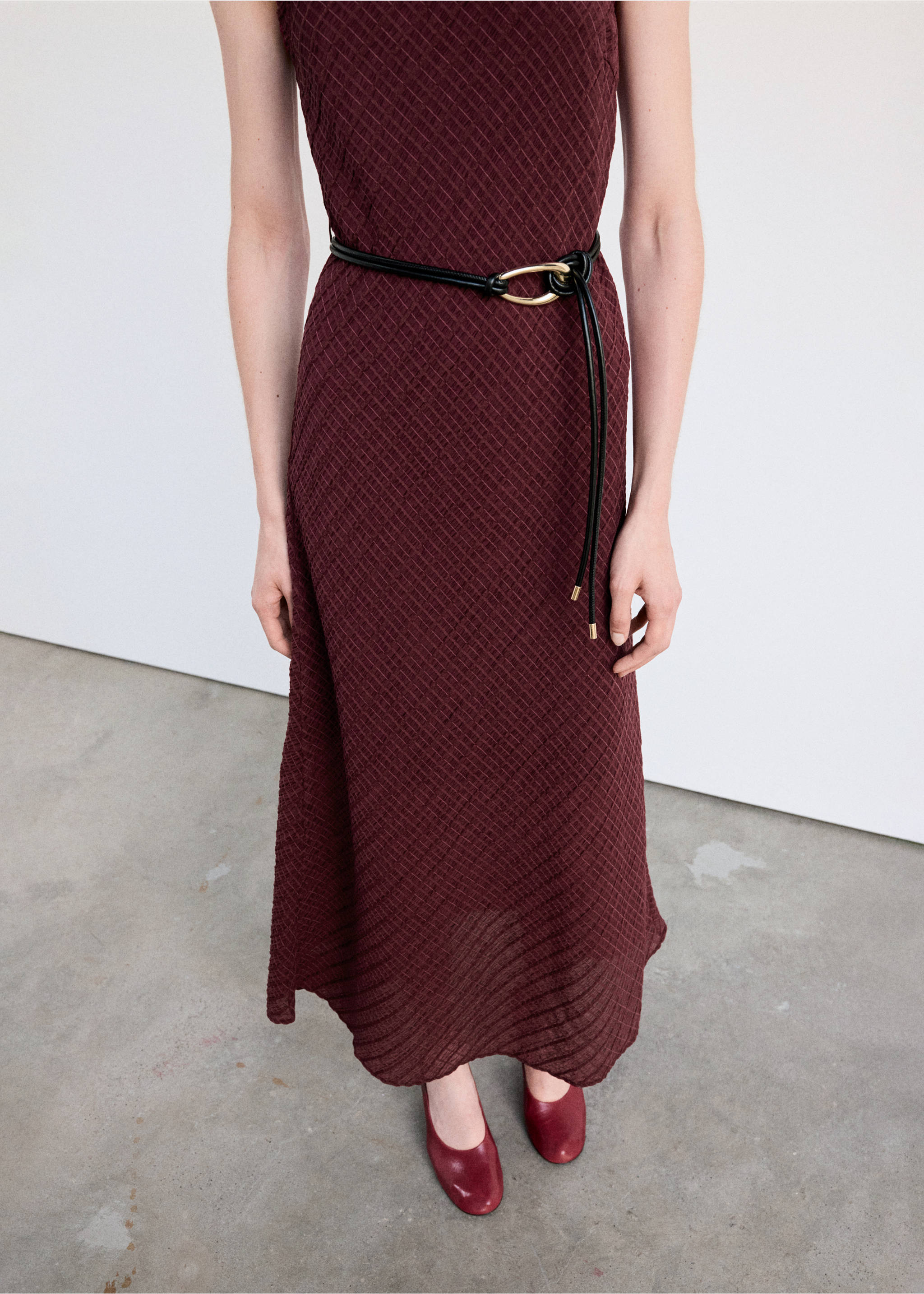 Belted textured dress - Details of the article 1, Burgundy. Ref: 37015995-00.
