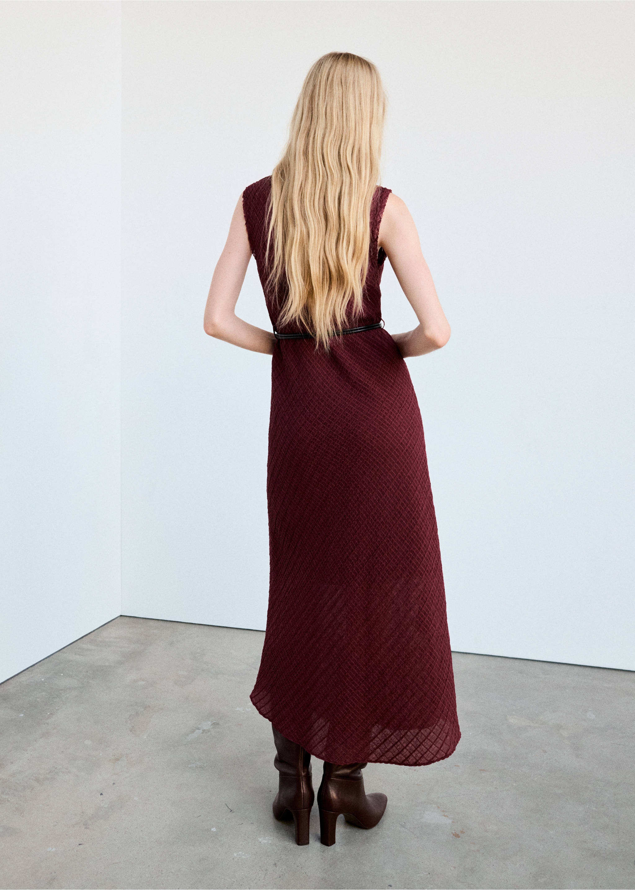 Belted textured dress - Reverse of the article, Burgundy. Ref: 37015995-01.