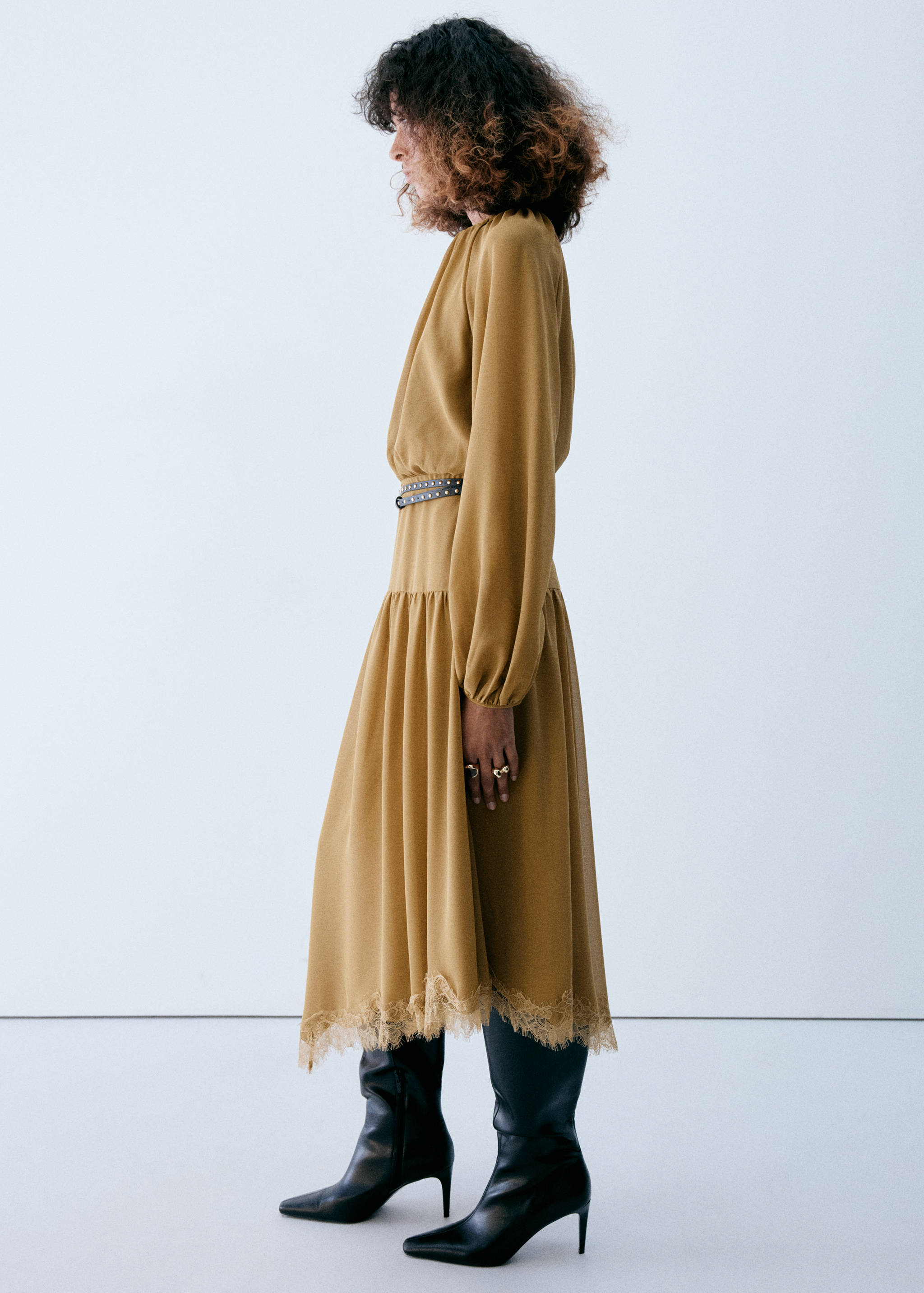 Lace dress with double low belt - General plane
