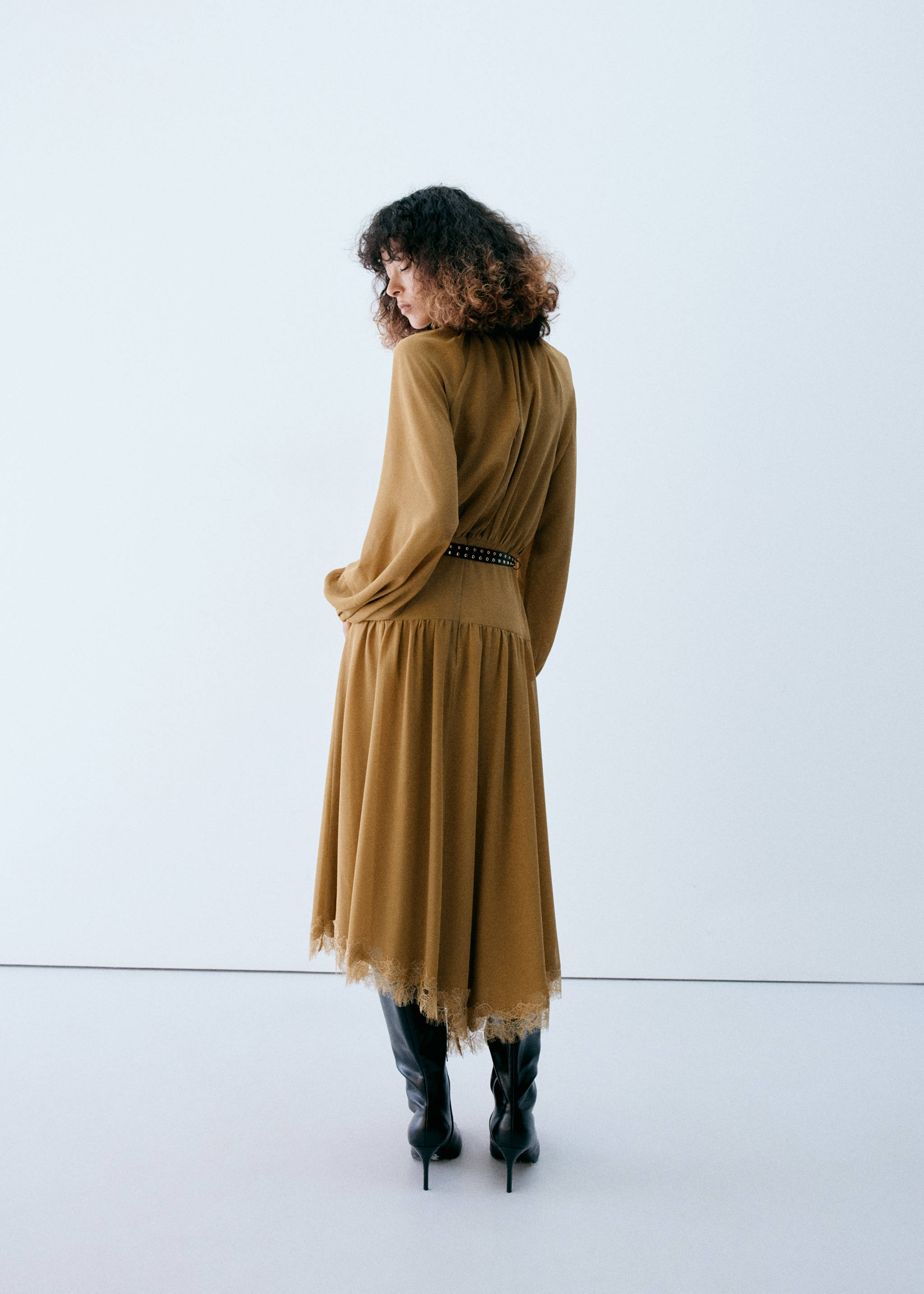 Lace dress with double low belt - Reverse of the article