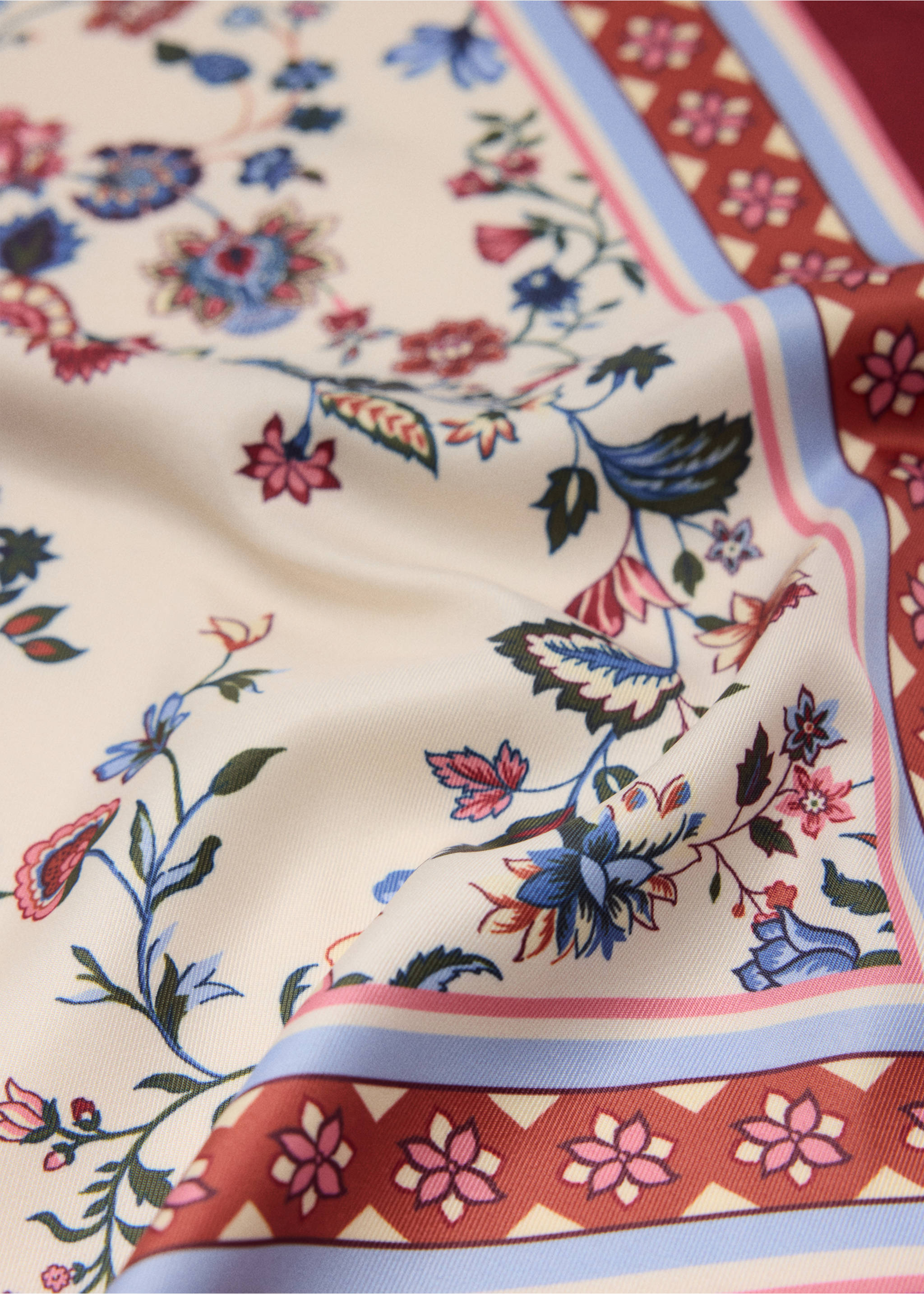 Pañuelo estampado floral - Plano medio, Crudo. Ref: 37016002-00.