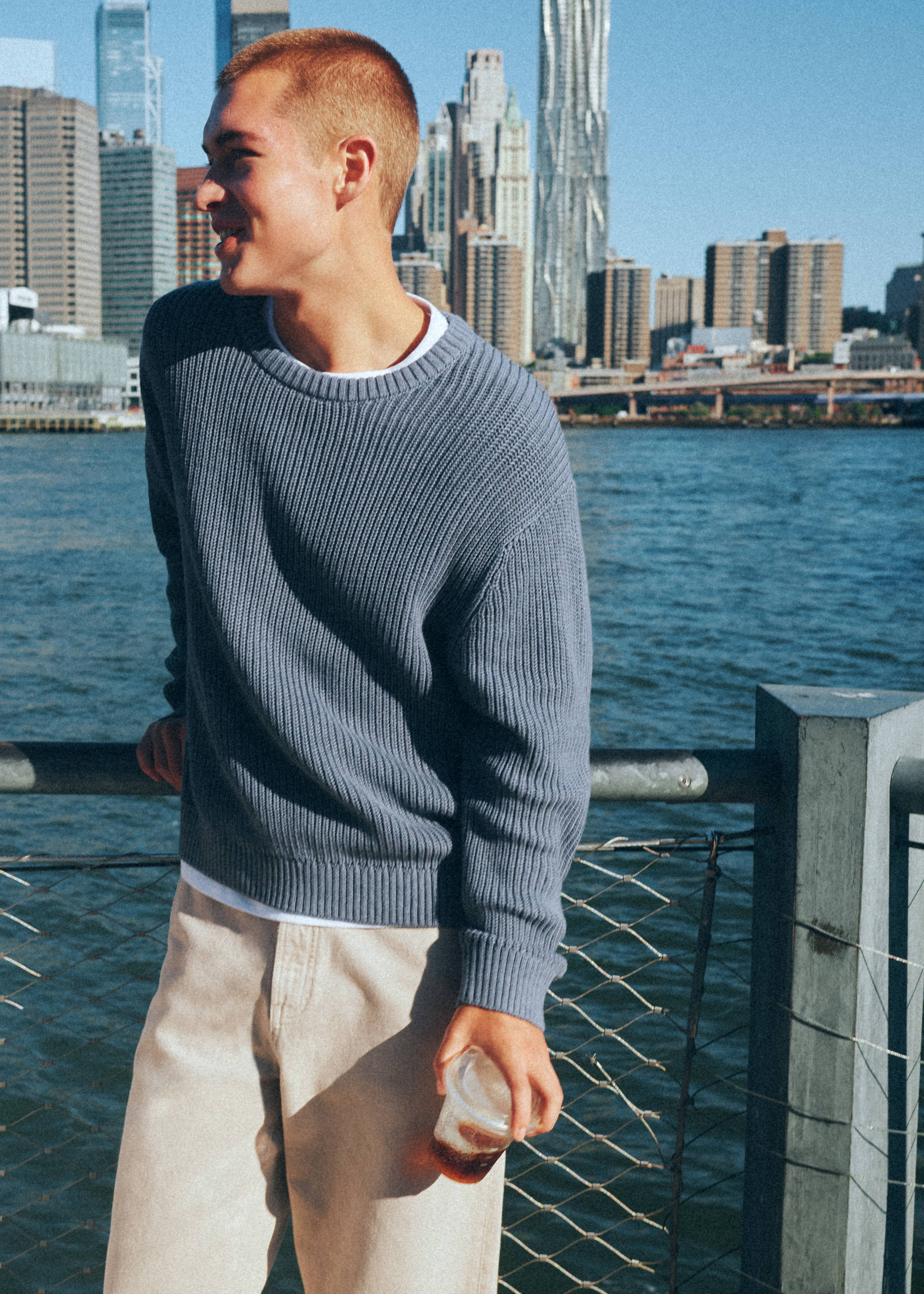 Knitted ribbed sweater - General plane