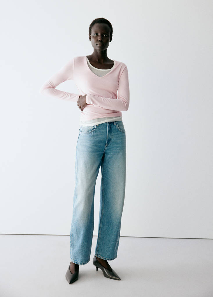 Fitted V-neck T-shirt — Pink