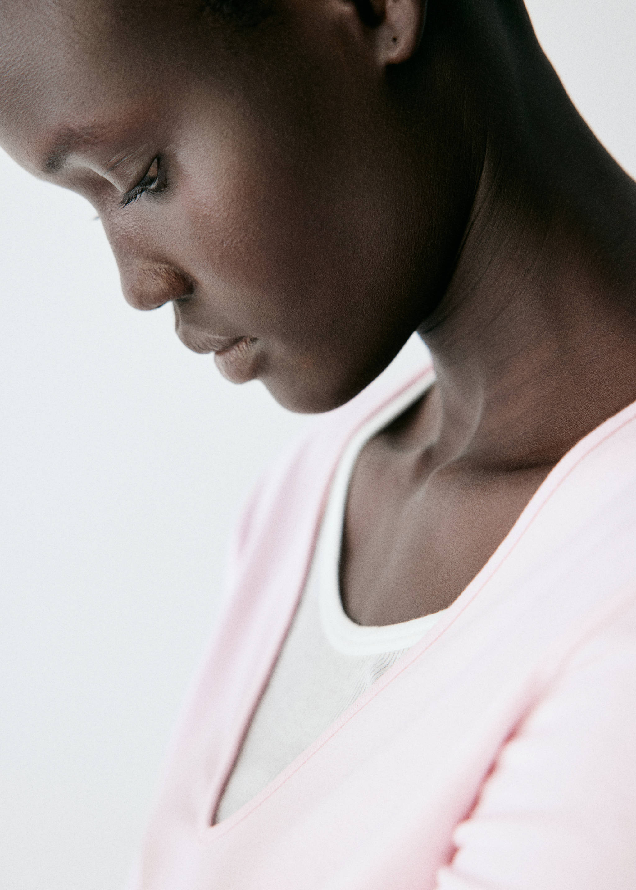 Fitted V-neck T-shirt - Details of the article 1