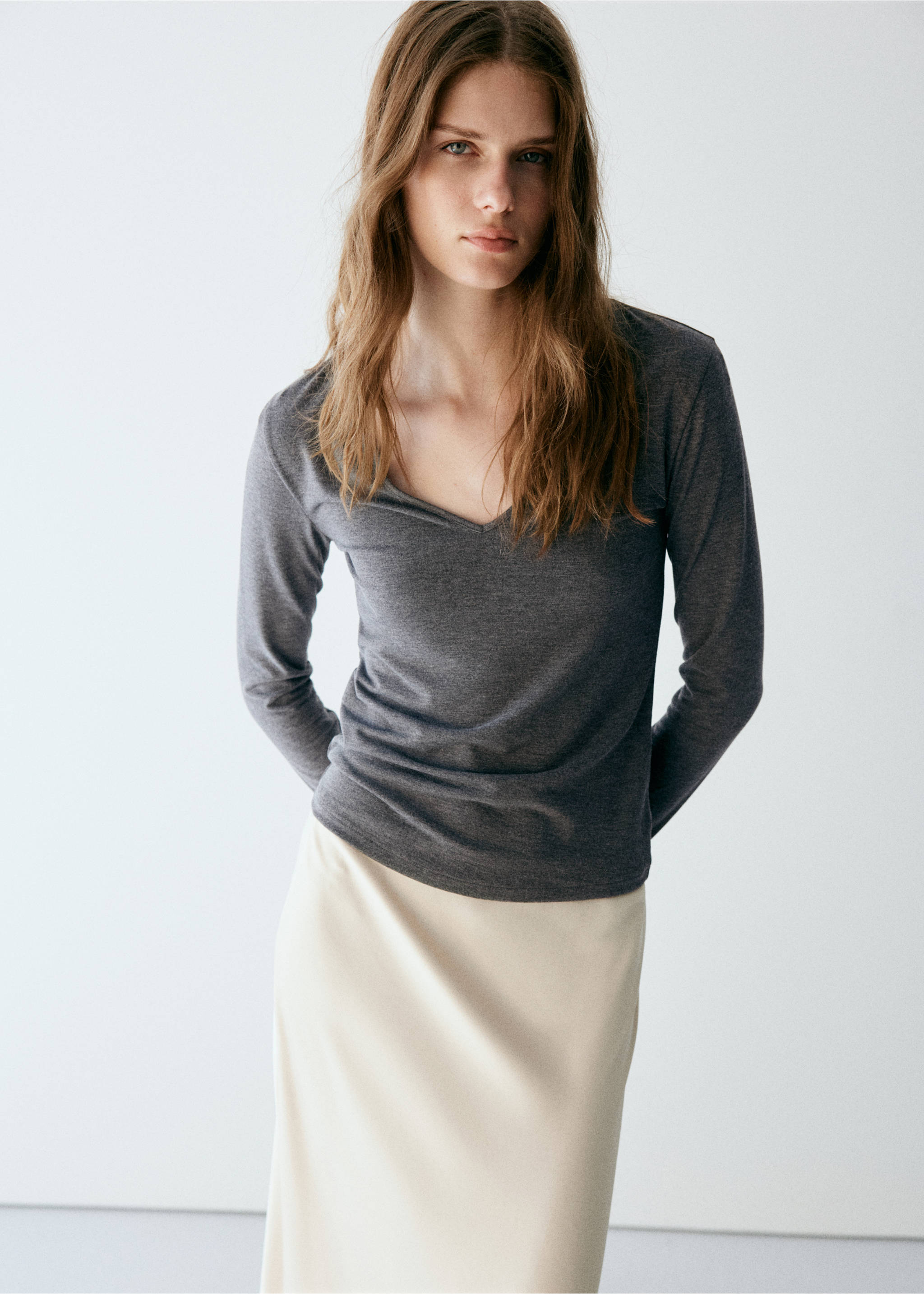 Fitted V-neck T-shirt - Medium plane, Dark Heather Grey. Ref: 37016015-00.