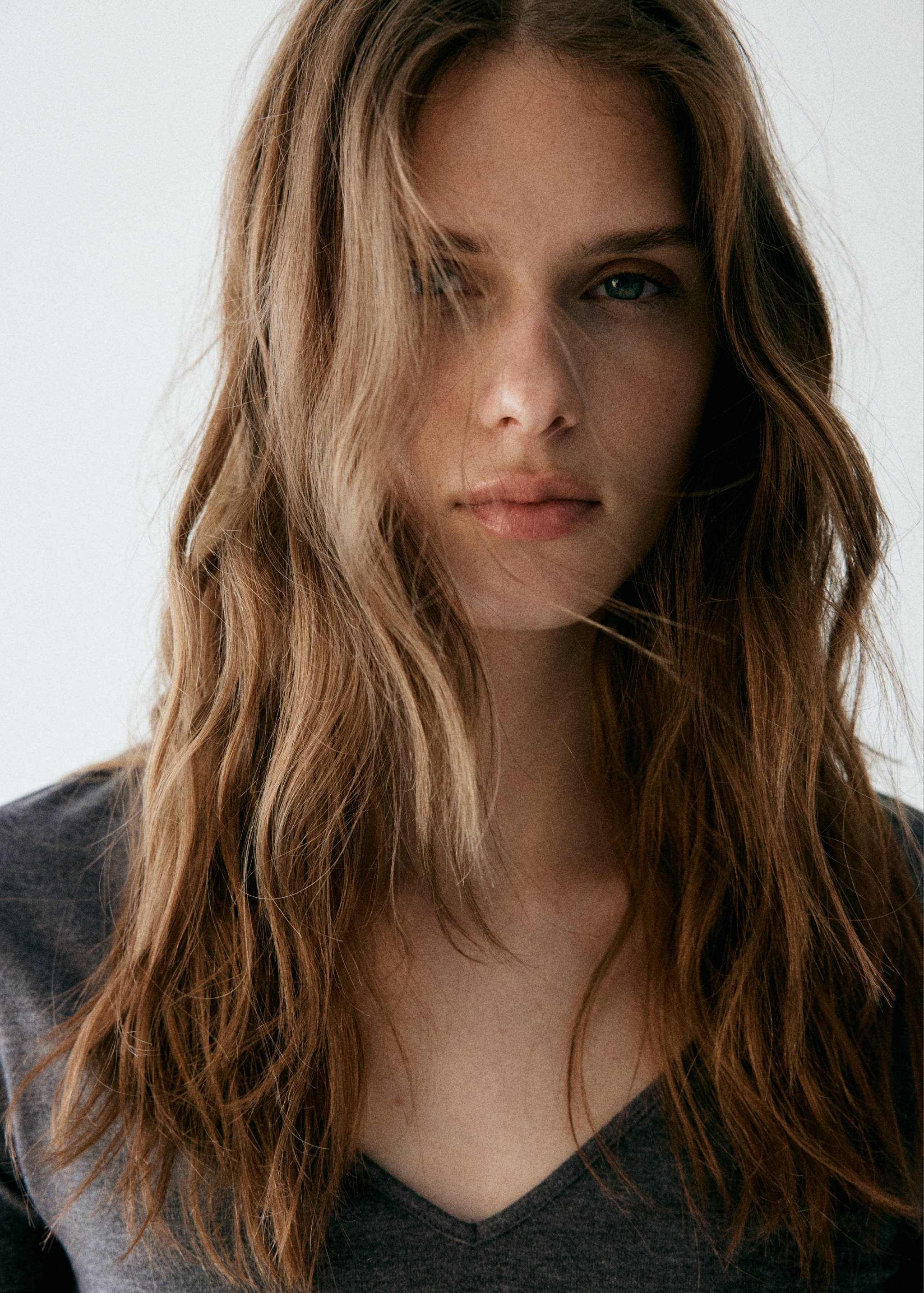 Fitted V-neck T-shirt - Details of the article 1