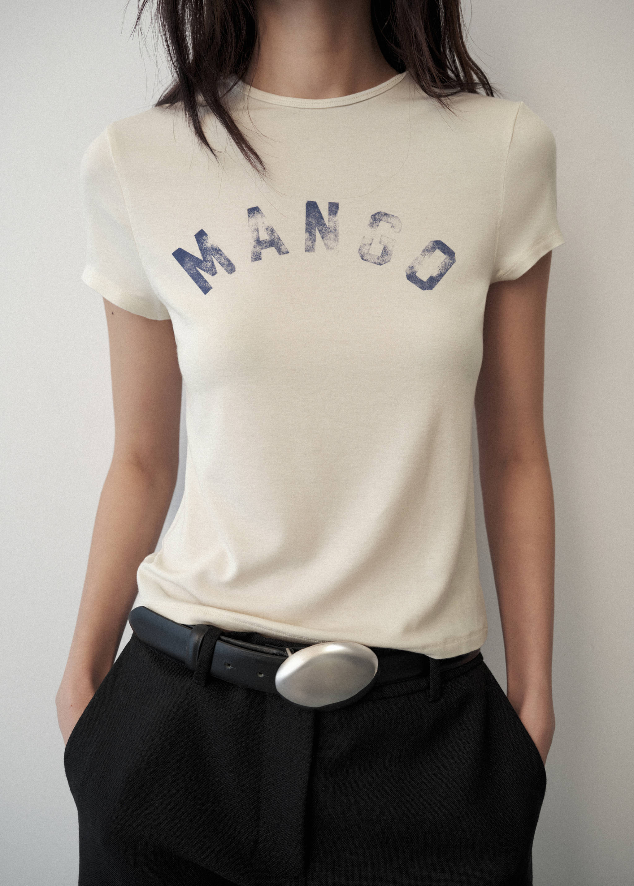 Camiseta estampada logo desgastado - Plano medio