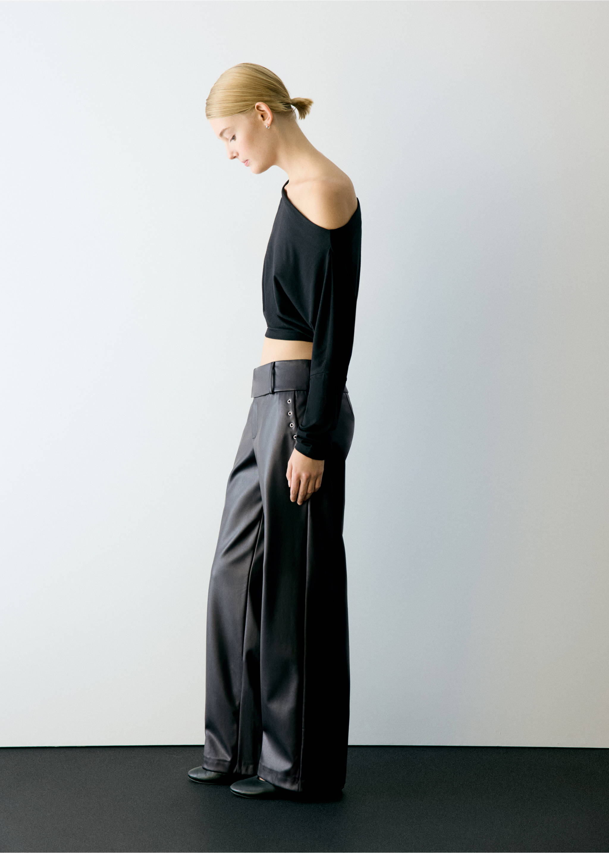 Leather-effect trousers with eyelets - Medium plane, Black. Ref: 37016344-00.