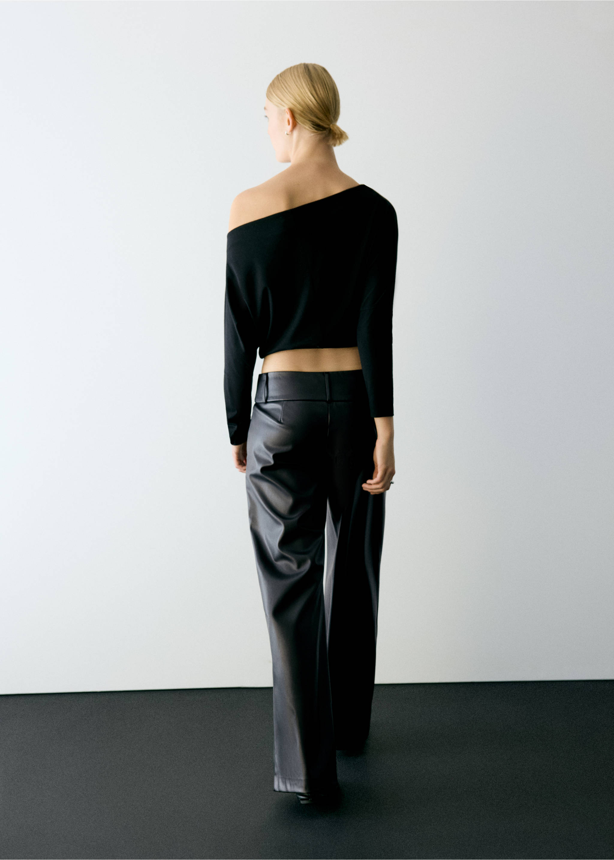 Leather-effect trousers with eyelets - Reverse of the article, Black. Ref: 37016344-00.