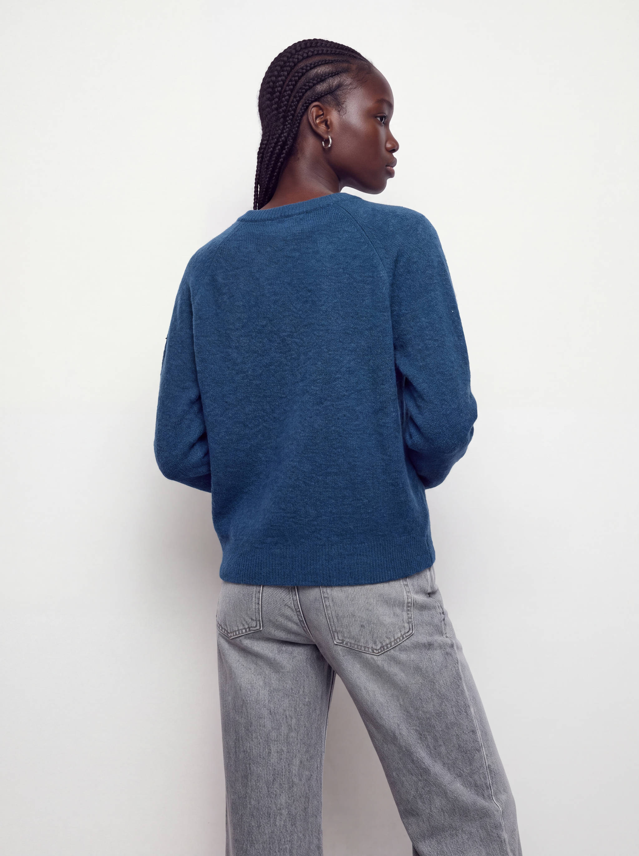 Blue knitted jersey, back view