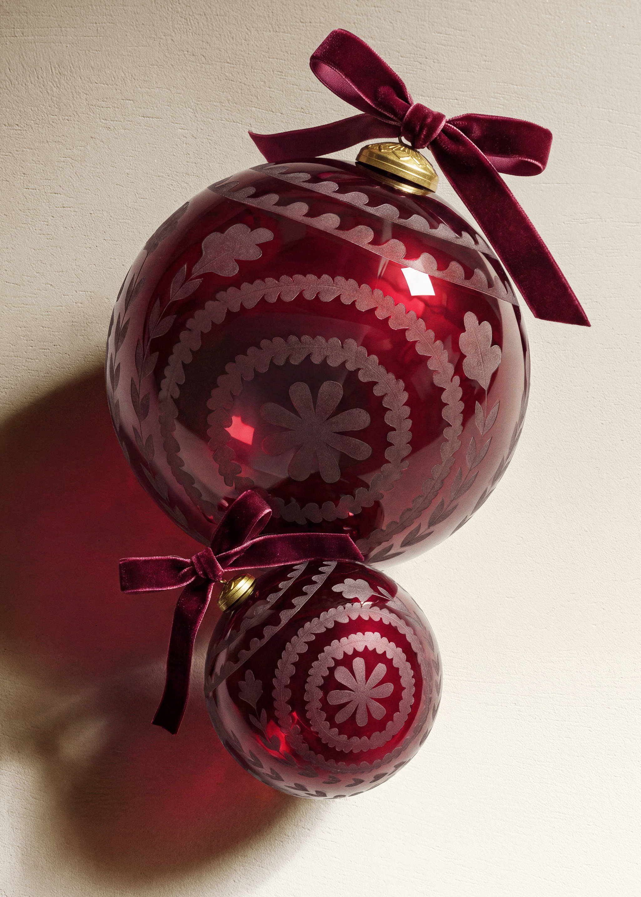 Large Christmas tree bauble ornament - General plane