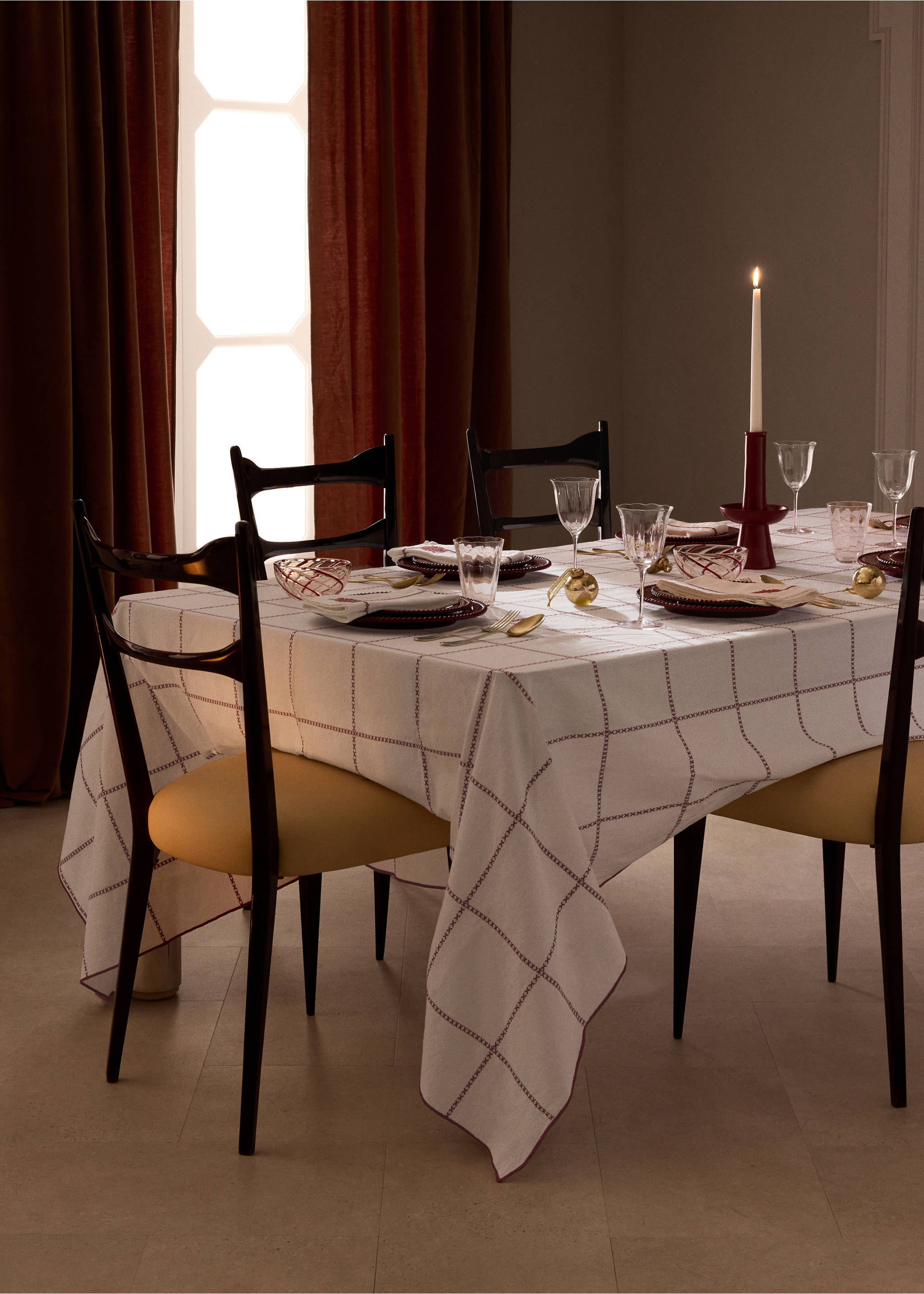 Mantel de tela blanco roto con estampado de cuadros oscuros bordados en una mesa de comedor puesta., Blanco. Ref: 37016741-00.