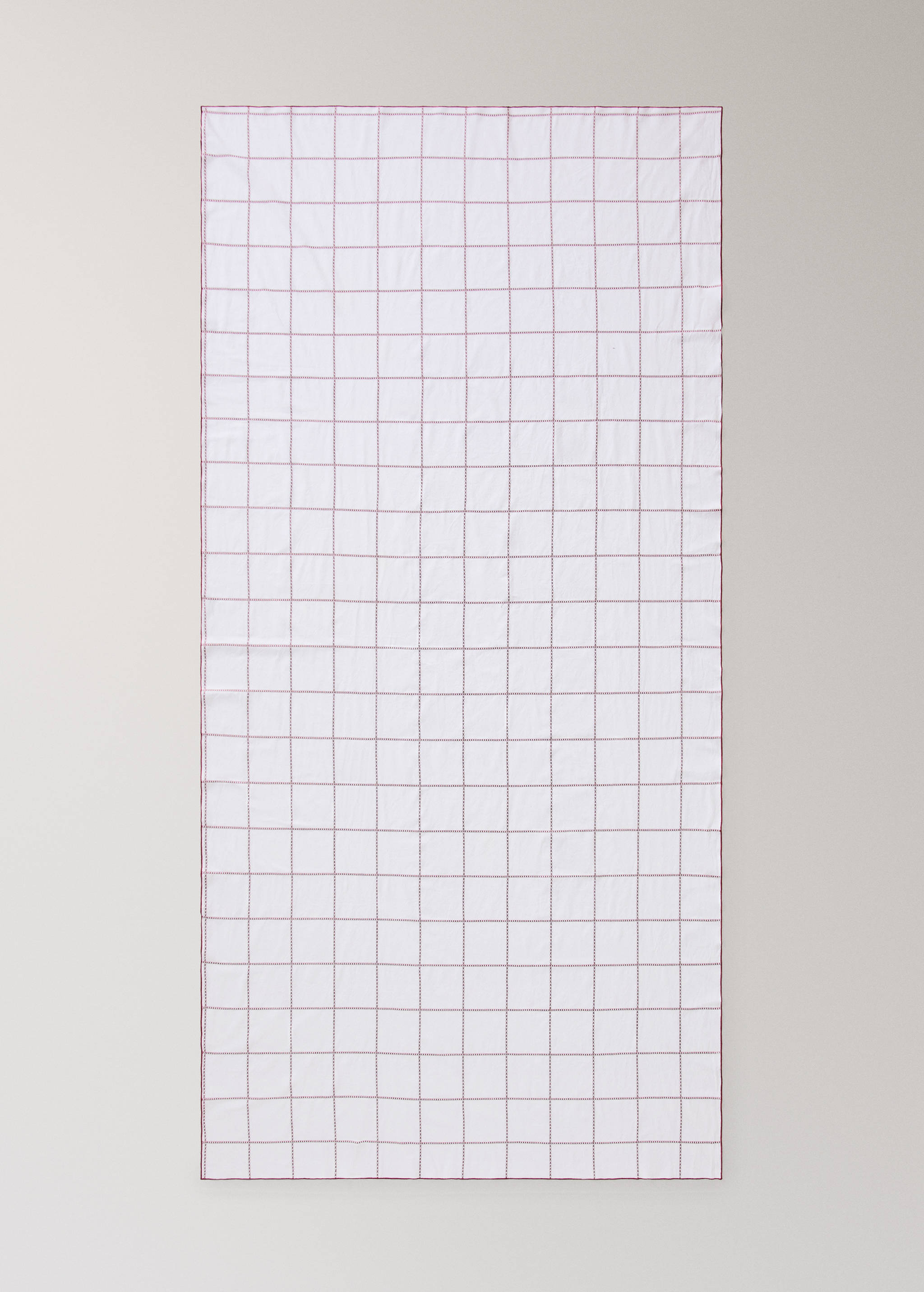 Mantel blanco con un fino estampado de cuadrícula en burdeos.