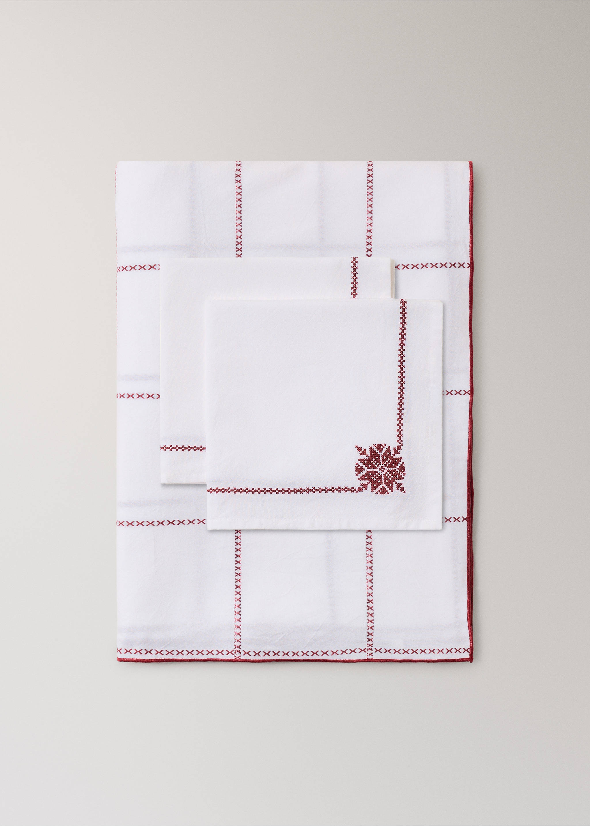 Mantel y servilletas de color blanco con bordado de punto de cruz en rojo., Blanco. Ref: 37016741-00.