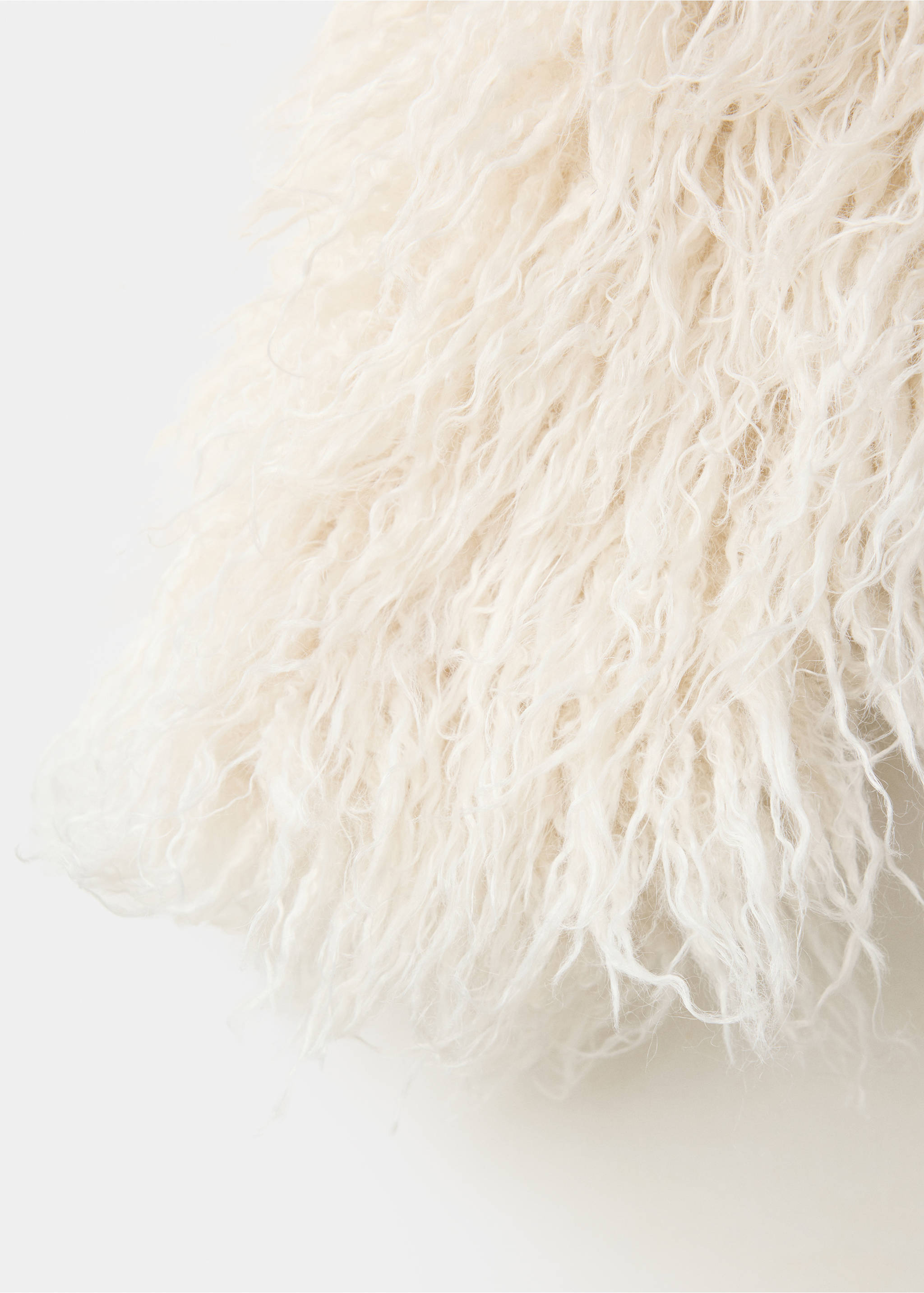 Detalle de abrigo de efecto pelo en color crema con textura larga y desordenada., Blanco marfil. Ref: 37016742-00.