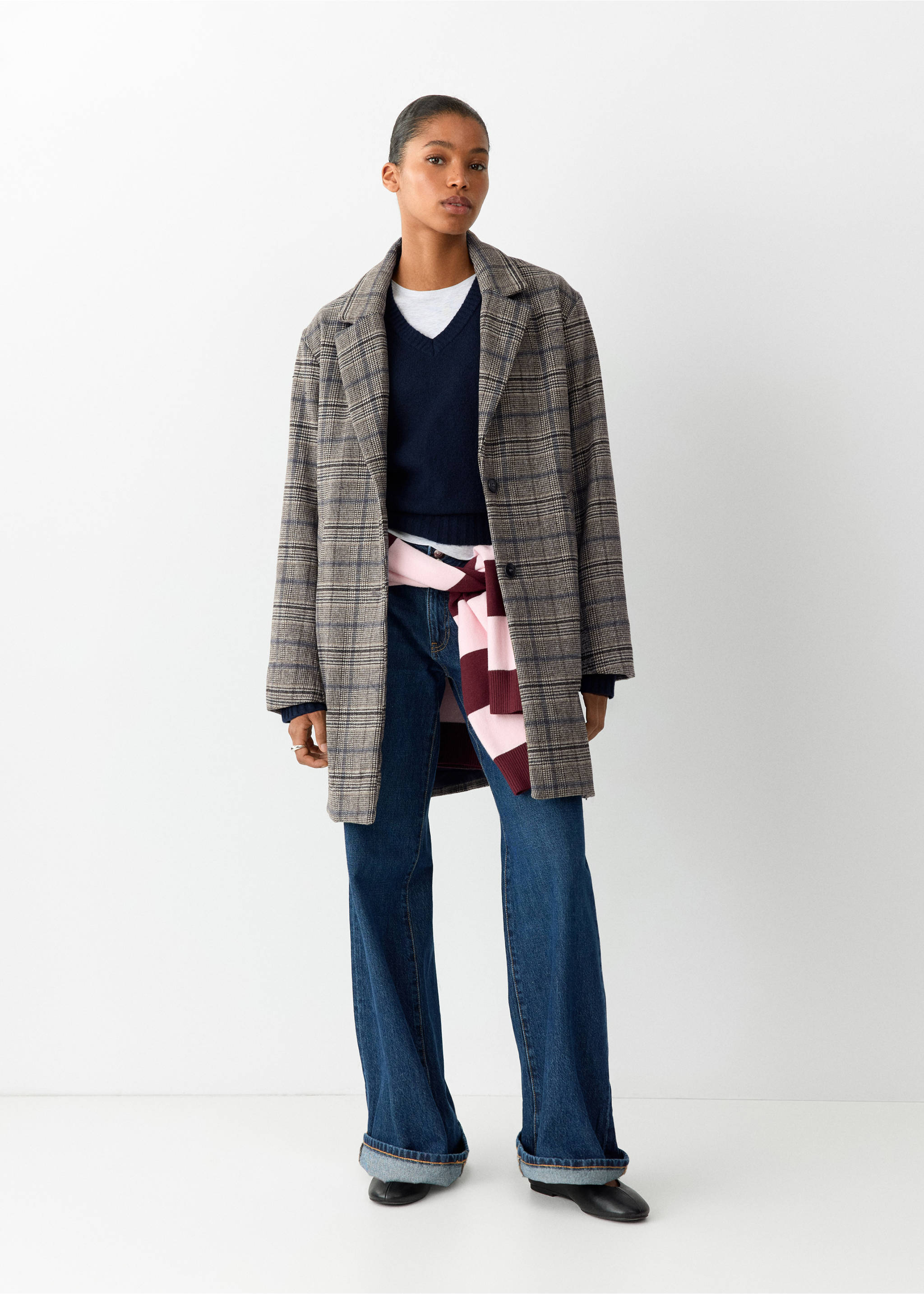 Grey plaid coat with lapels and button closure, worn with a sweater and denim trousers, Grey. Ref: 37016749-00.