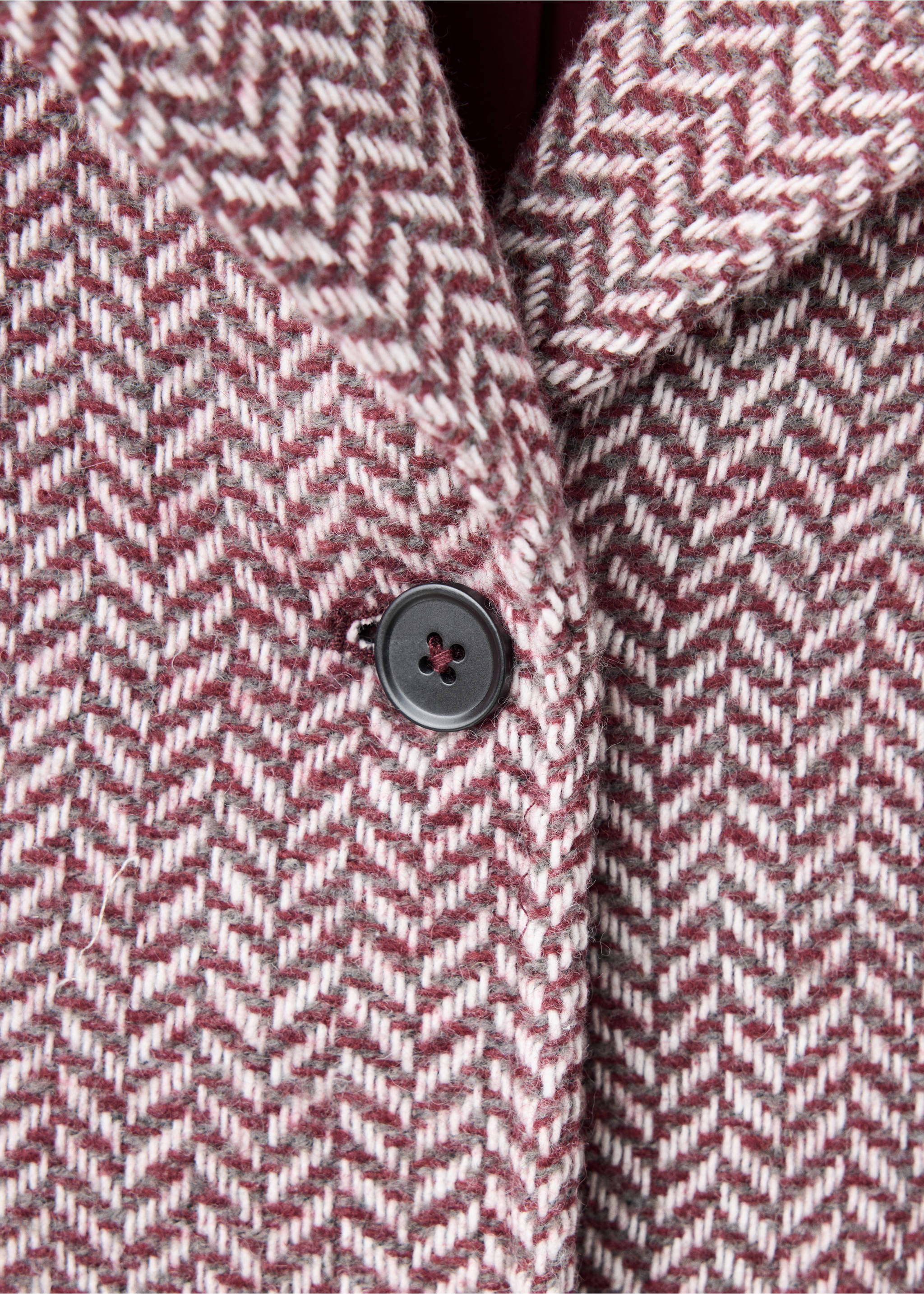 Detalle de un abrigo de espiga burdeos y gris con un botón., Rosa. Ref: 37016750-00.