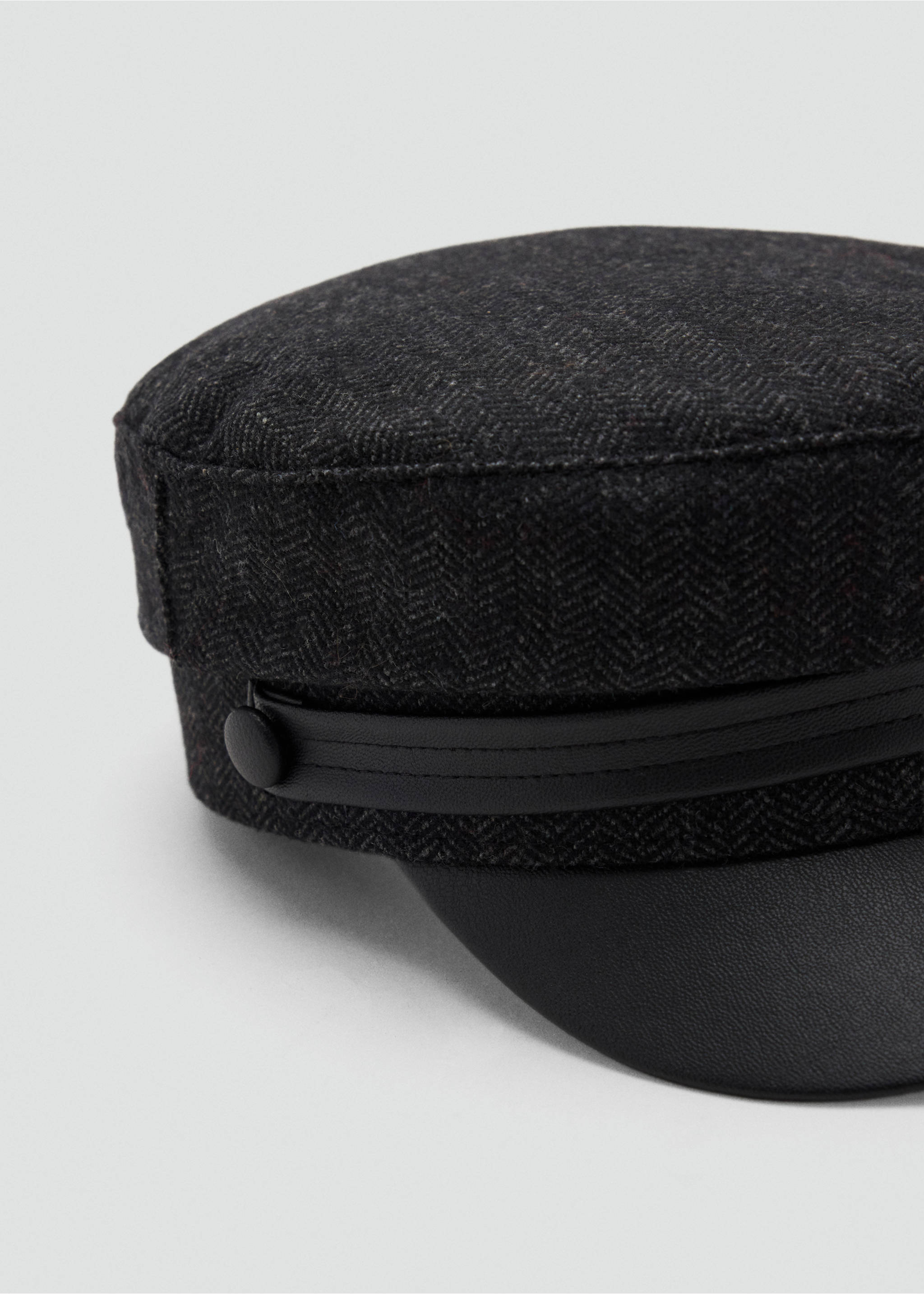 Close-up of a dark grey herringbone cap with a black visor., Dark Heather Grey. Ref: 37017121-00.