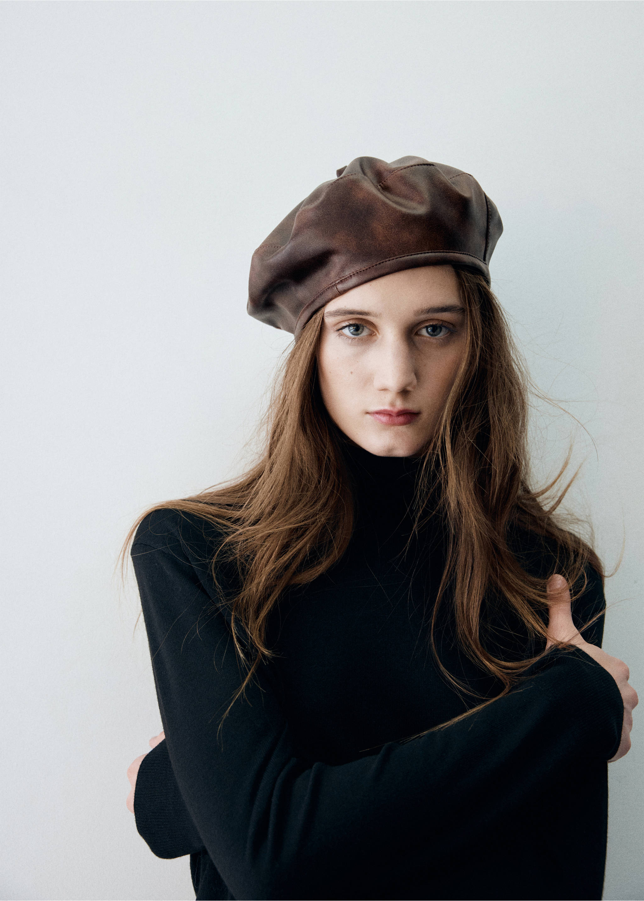 Brown beret in a slouchy style, worn by a model in a black turtleneck., Chocolate. Ref: 37017122-00.