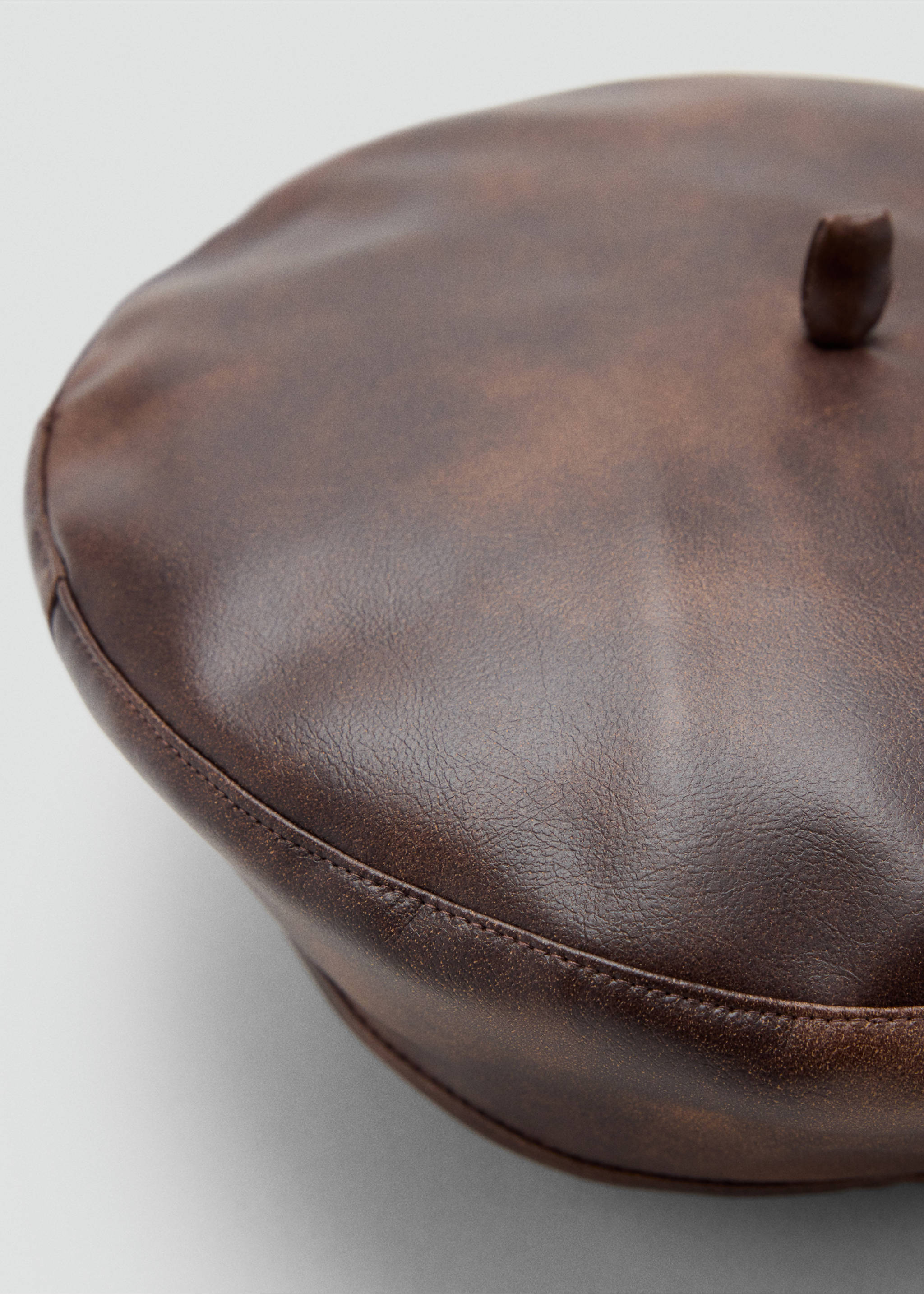 Béret en cuir synthétique - Détail de l'article 1, Chocolat. Ref: 37017122-00.