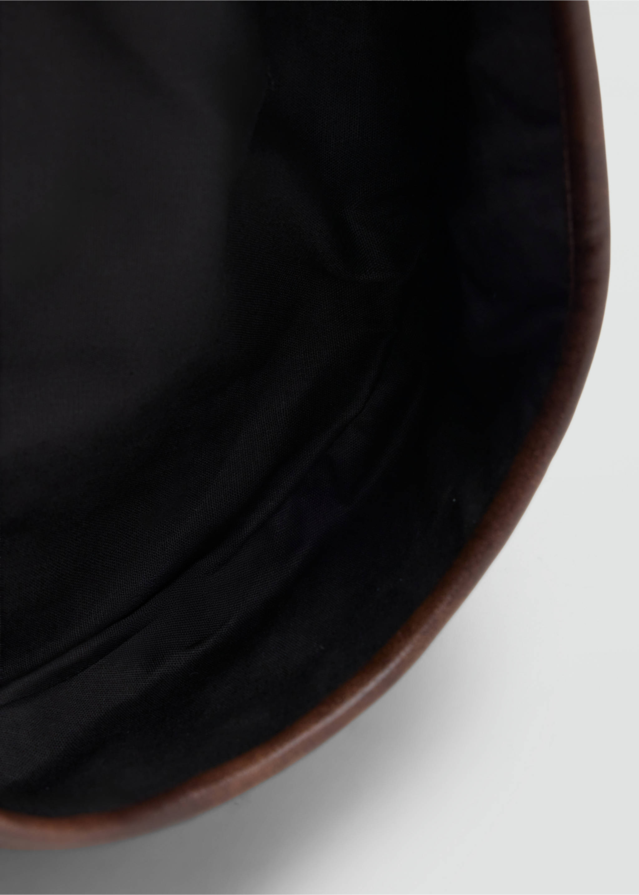 Béret en cuir synthétique - Détail de l'article 2, Chocolat. Ref: 37017122-00.