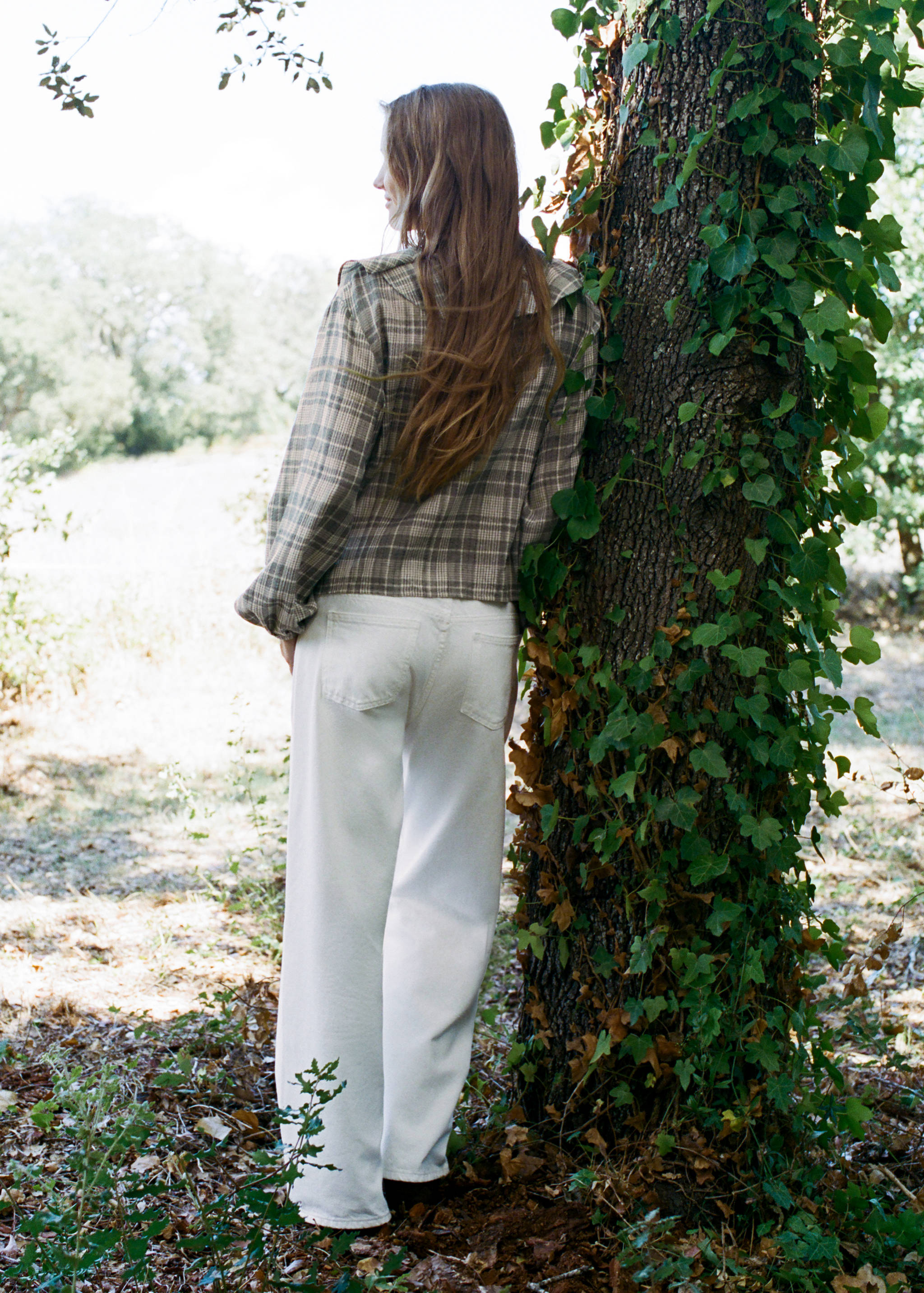 Wide-leg jeans with crossover closure - Reverse of the article