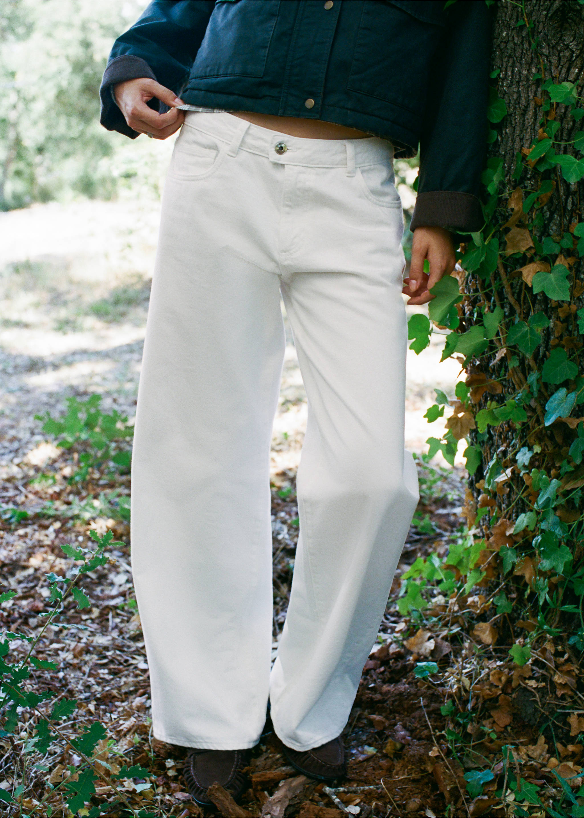 Wide-leg jeans with crossover closure - Details of the article 3, Off White. Ref: 37017133-00.