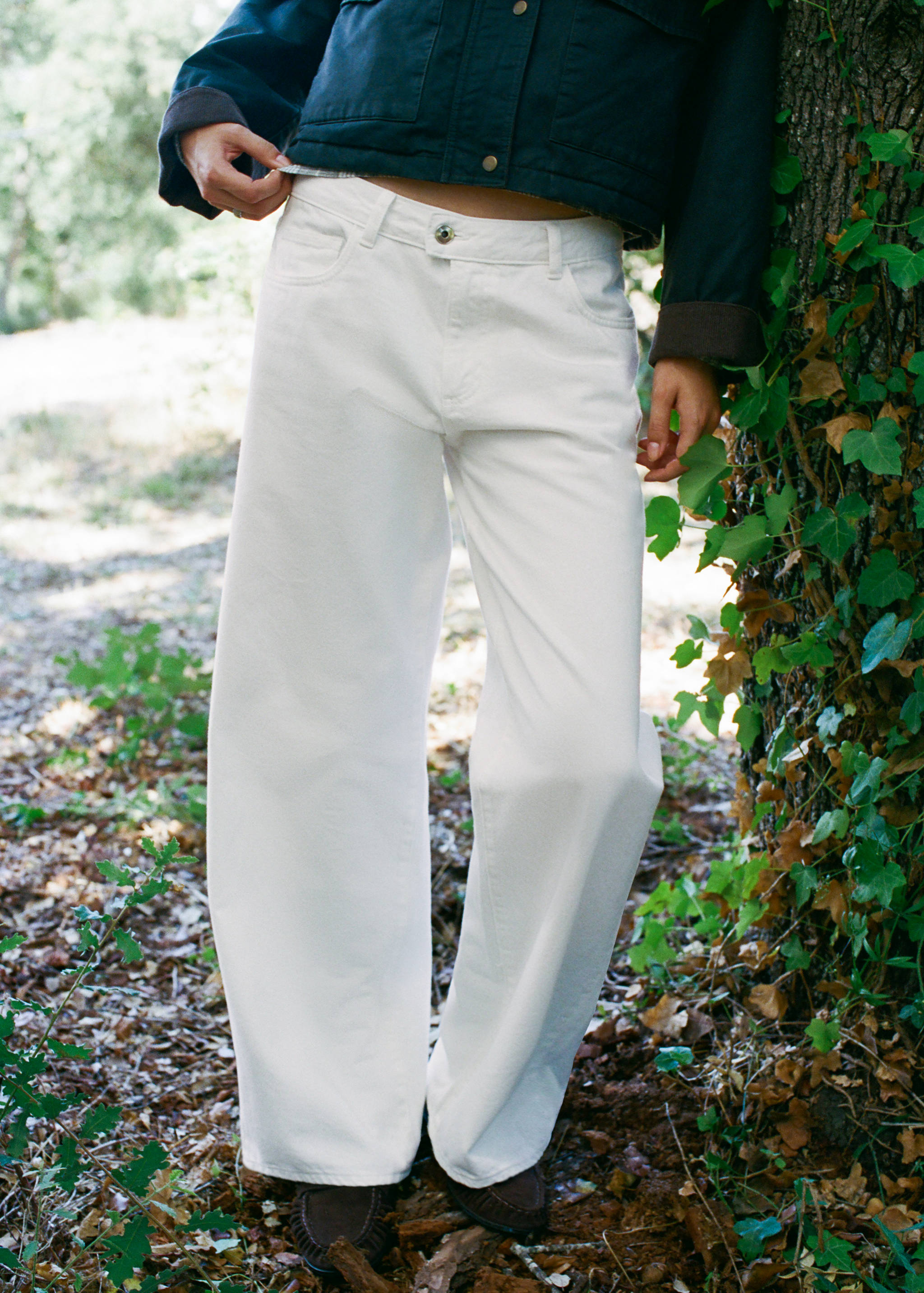 Wide-leg jeans with crossover closure - Details of the article 3