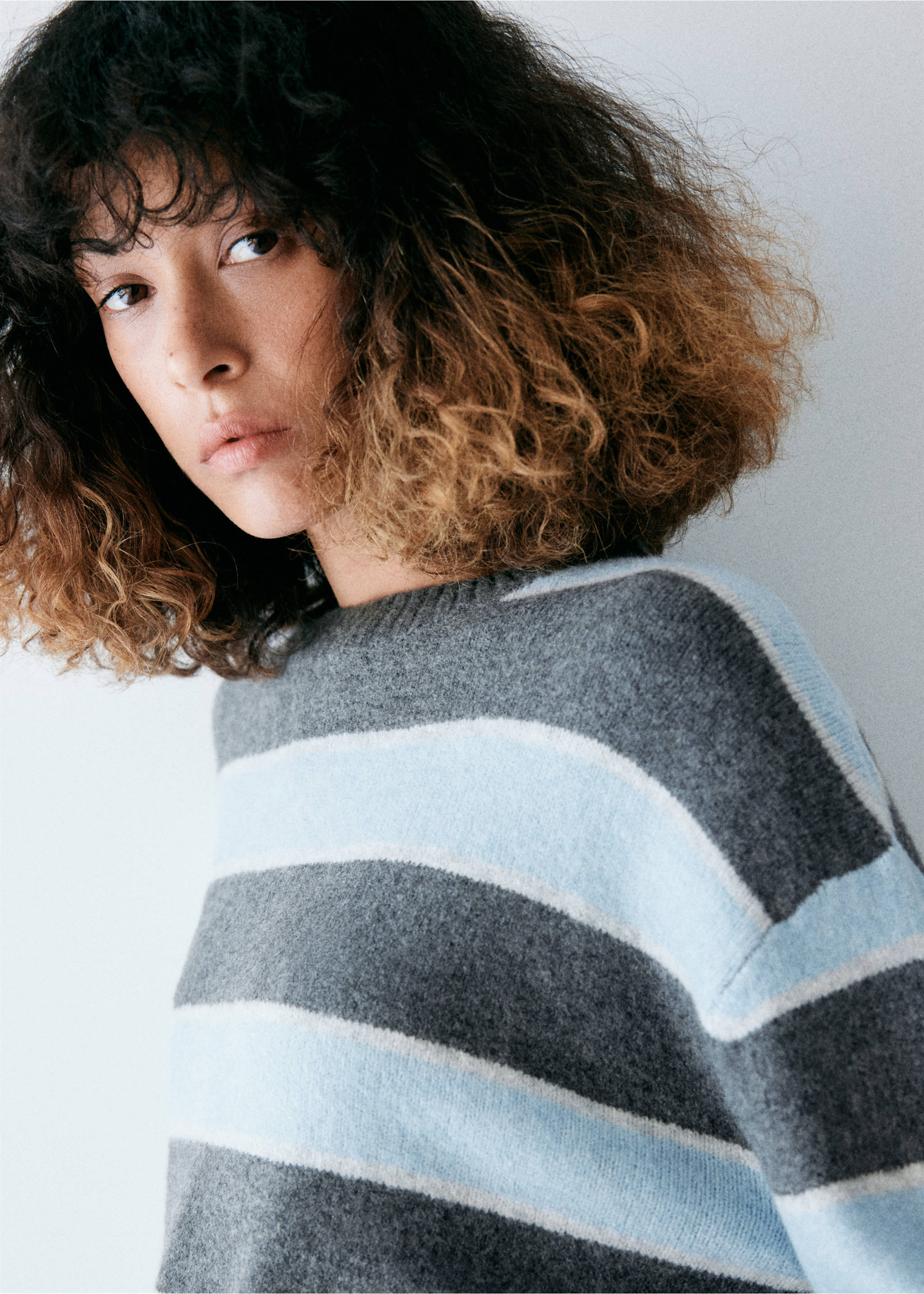 Primer plano de un jersey de punto con rayas gruesas en gris, azul y blanco., Azul celeste. Ref: 37017776-00.