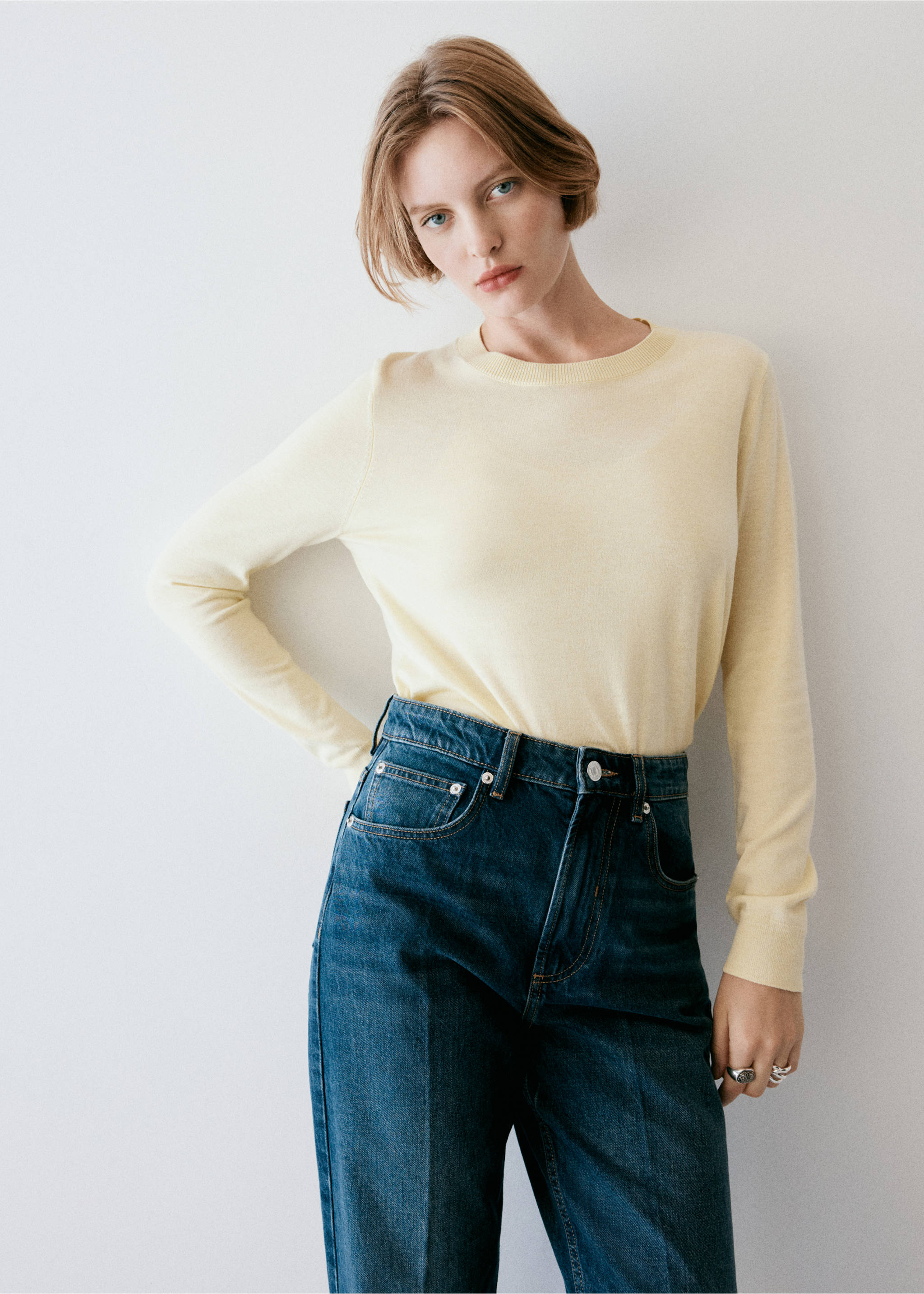 Light yellow crew neck jersey in a fine-knit texture, worn with dark blue denim trousers., Pastel Yellow. Ref: 37017777-00.
