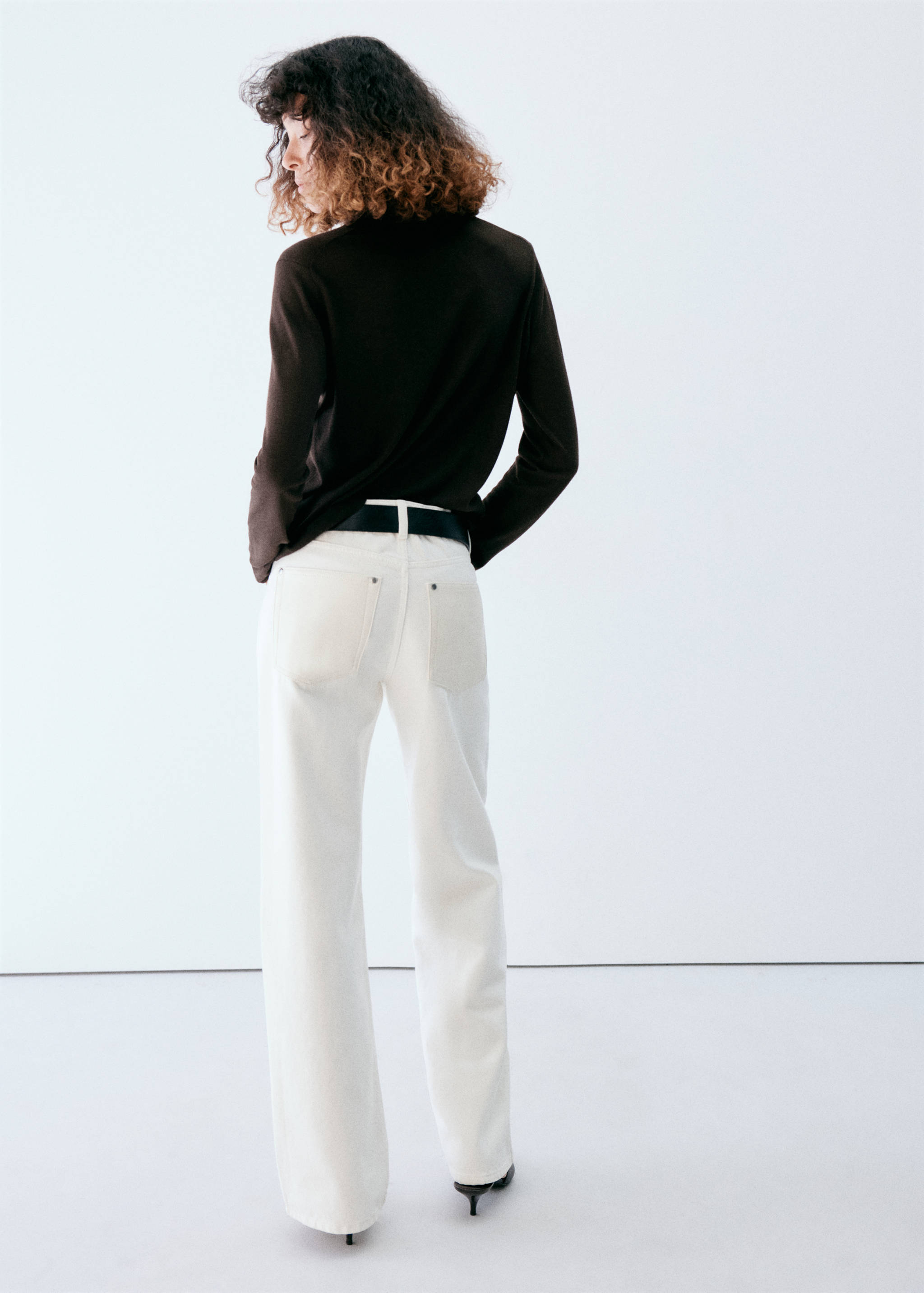 Round-neck knitted sweater - Reverse of the article