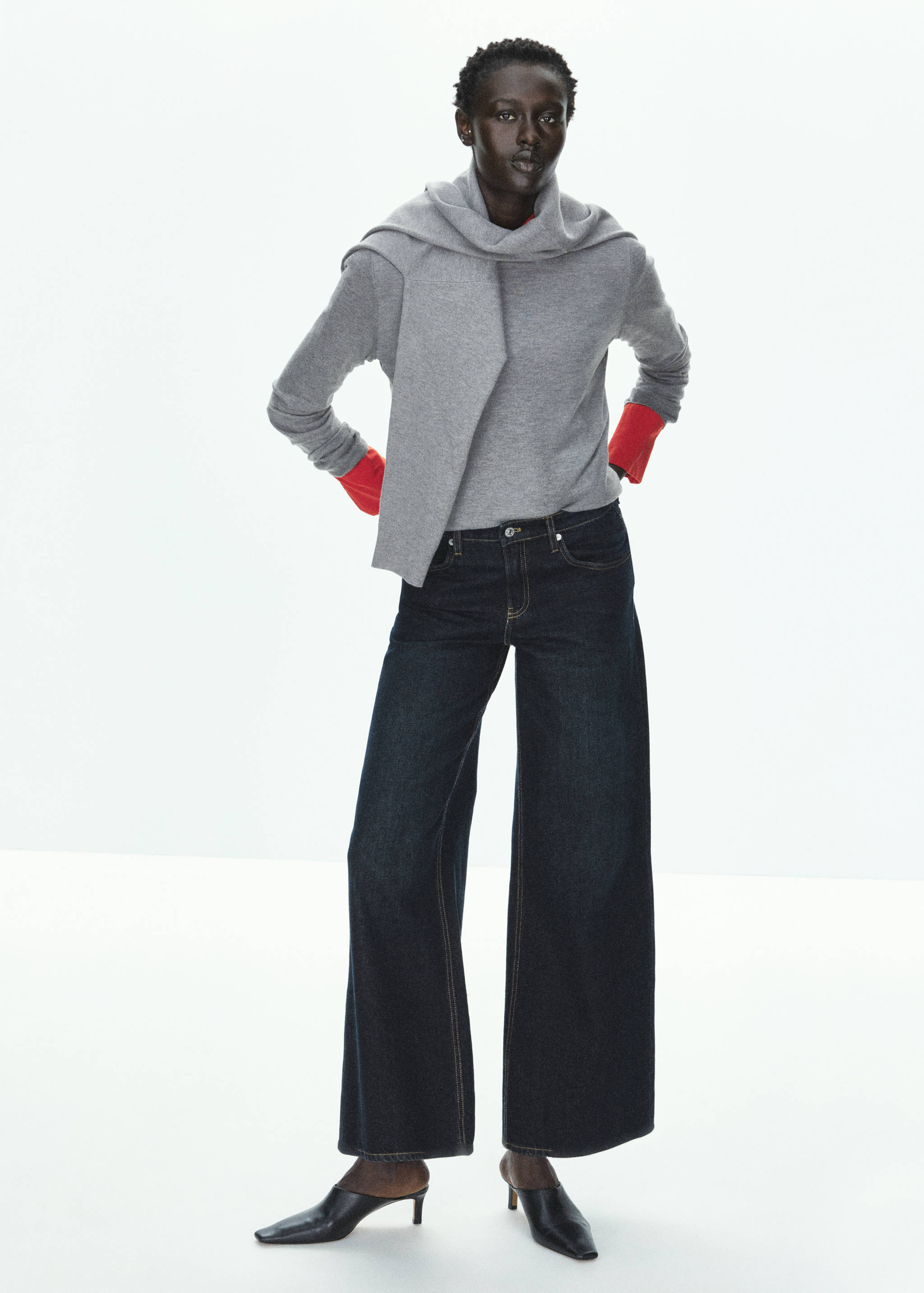 Round-neck knitted sweater - General plane
