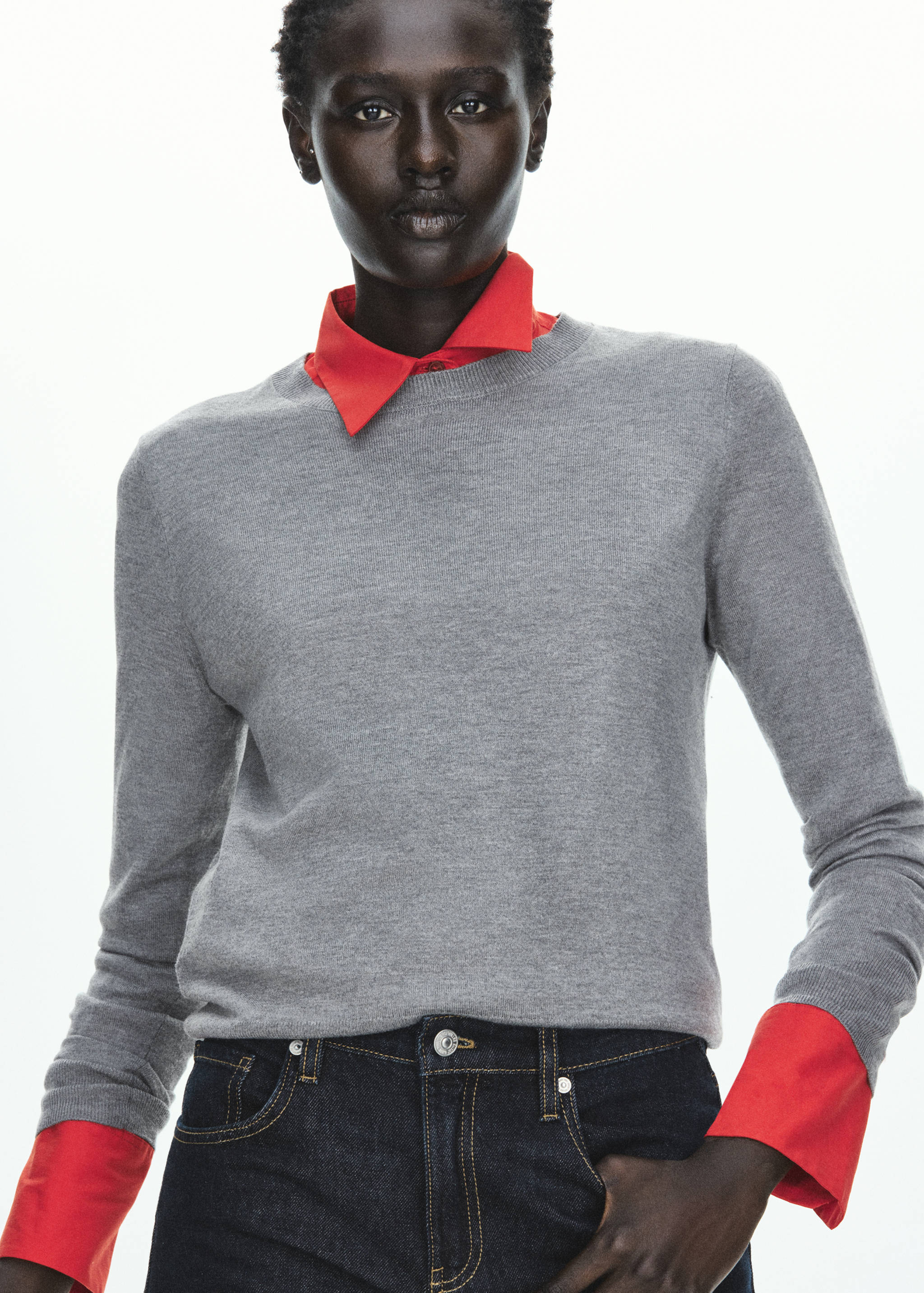 Round-neck knitted sweater - Medium plane