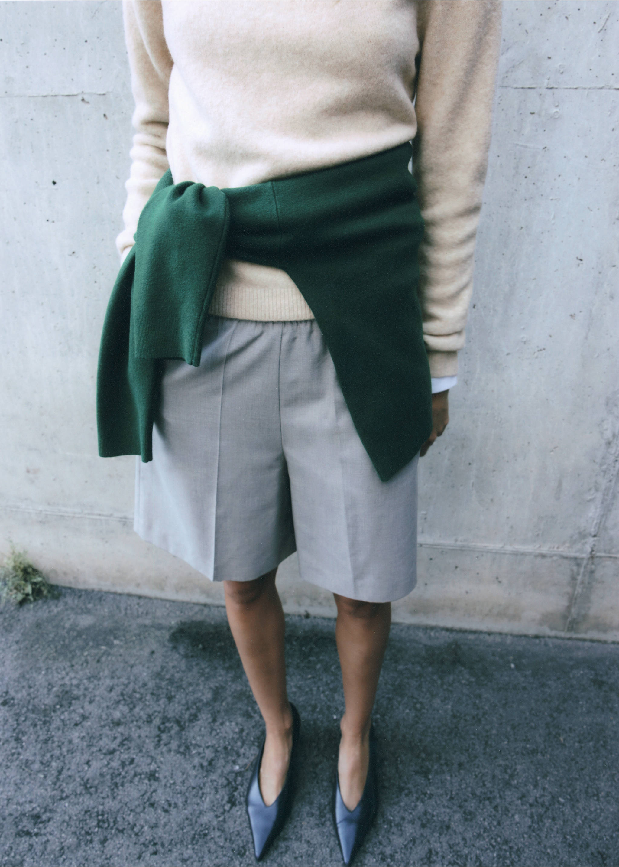 Beige knitted jersey with a dark green sweater tied at the waist., Light/Pastel Grey. Ref: 37017783-00.