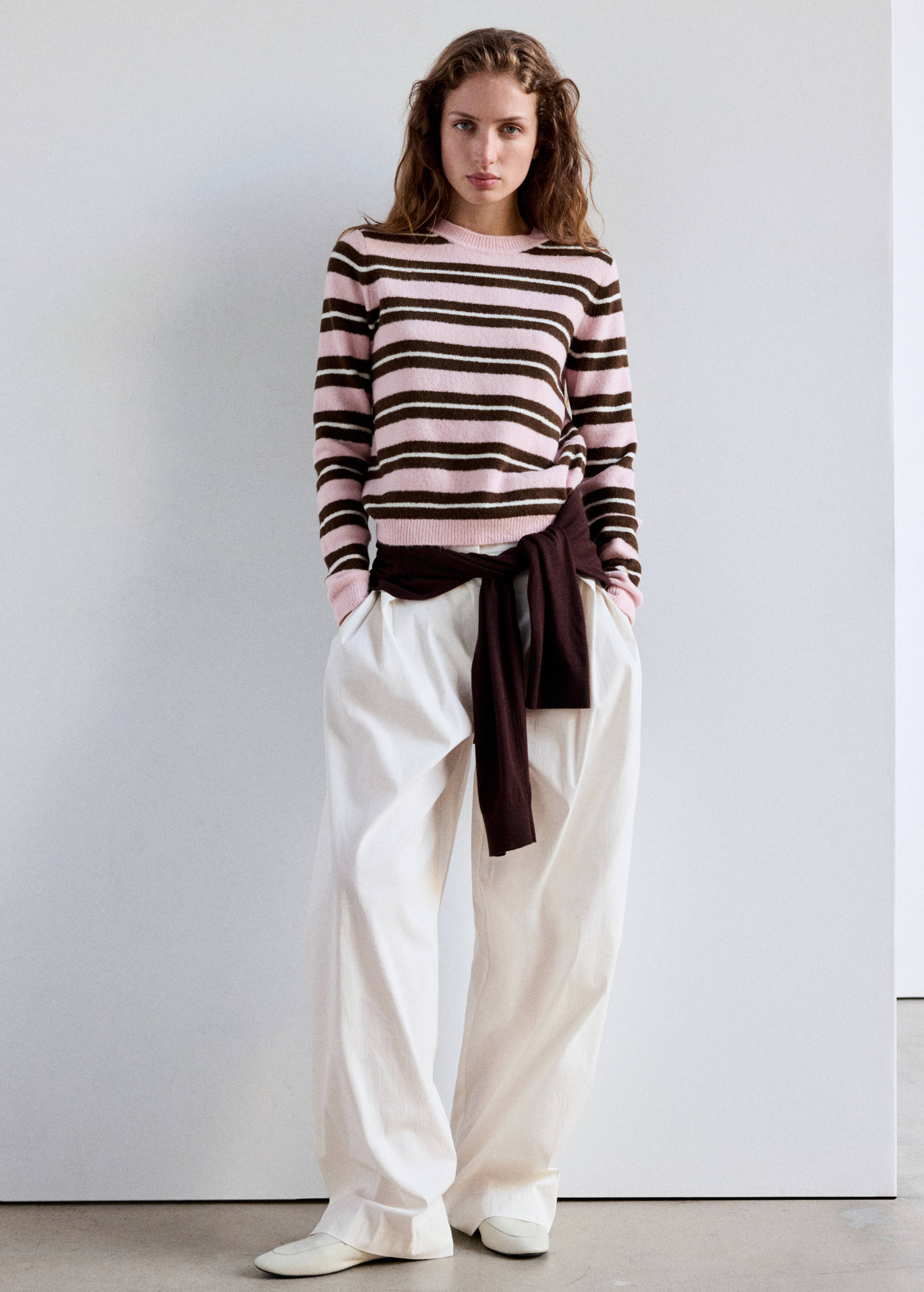 Round-neck knitted sweater - General plane
